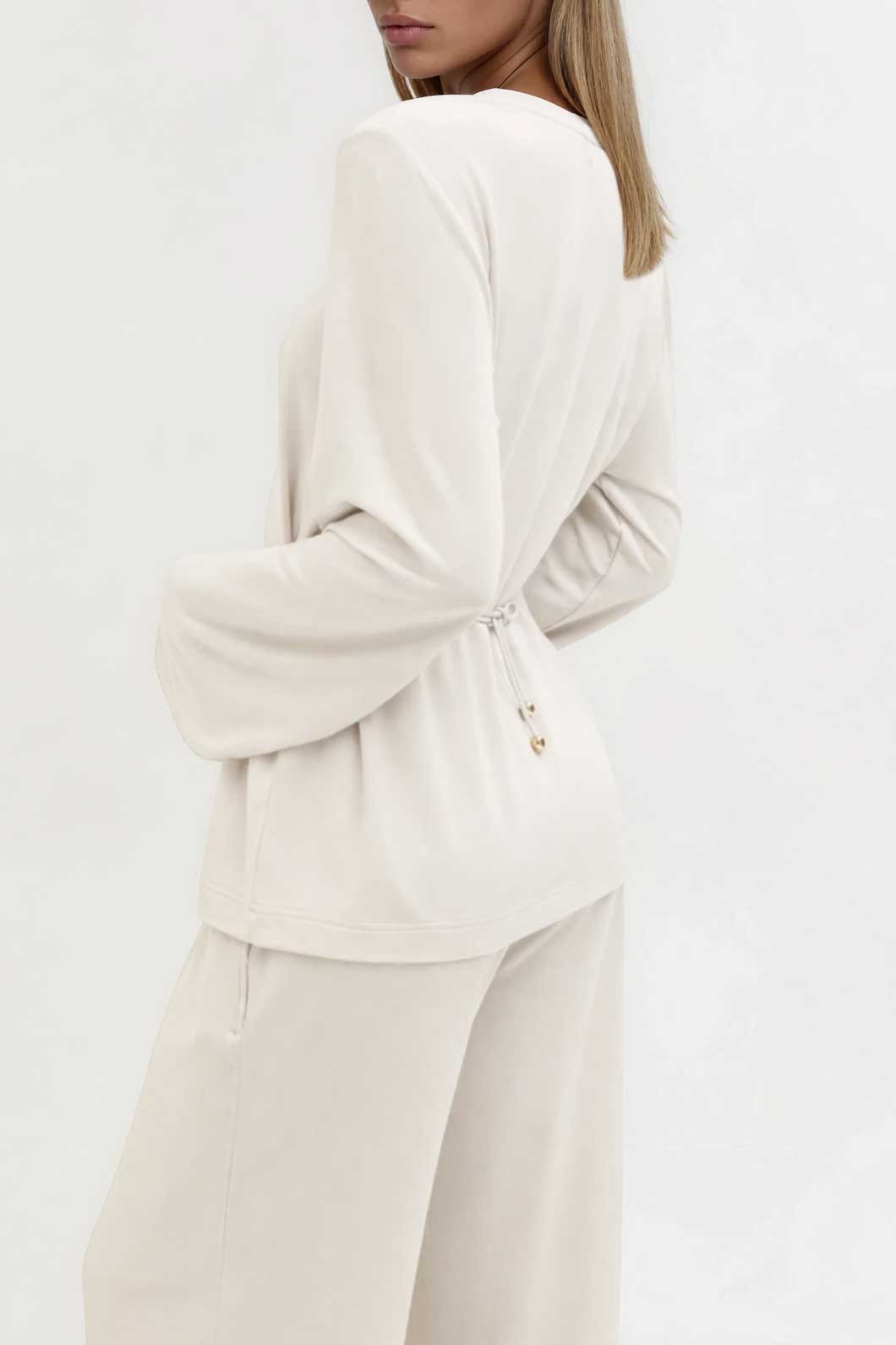 Cremefarbenes Longsleeve mit weitem Ärmel und seitlicher Raffung am Rücken, lockere Passform, Rückansicht