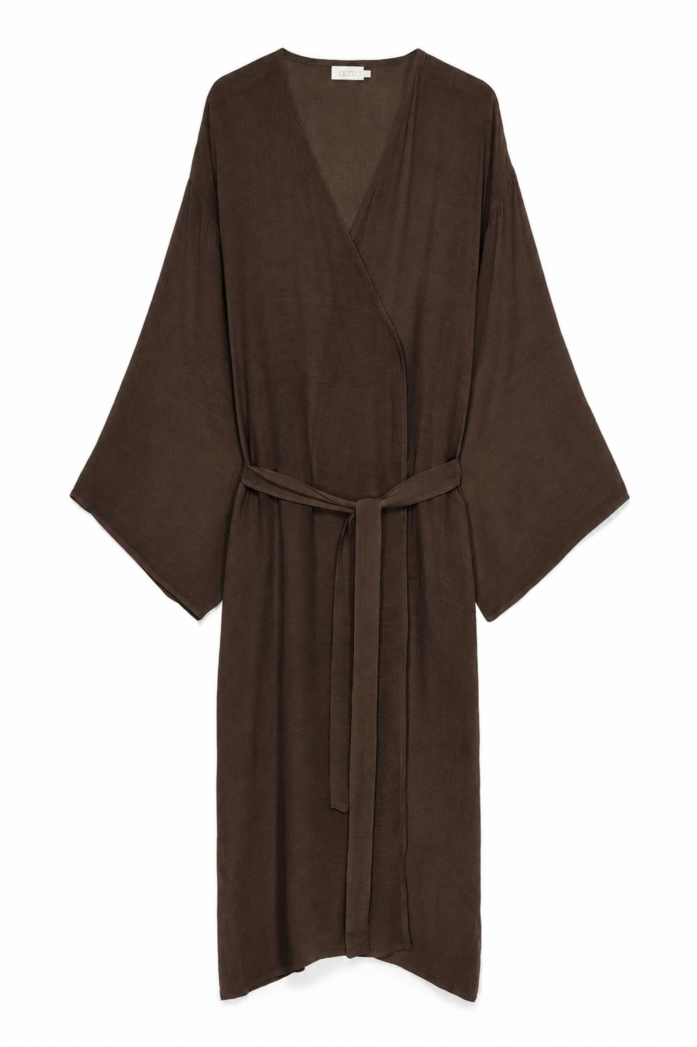 Model trägt einen transparenten dunkelbraunen Kimono mit weitem Schnitt und Bindegürtel über einem braunen Bikini-Top und fließender Hose in passender Farbe.