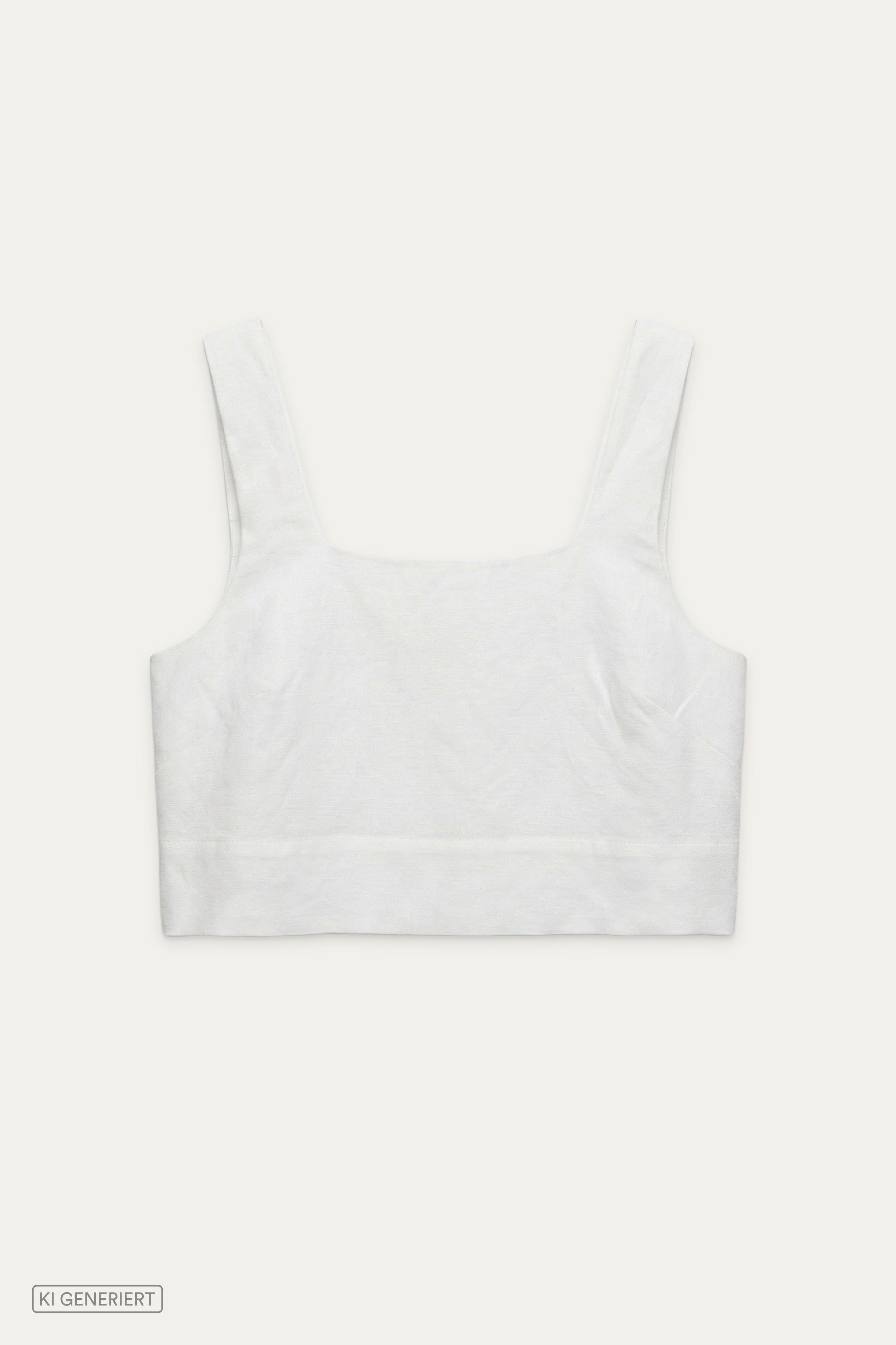 Weißes Crop-Top mit breiten Trägern und geradem Ausschnitt, flach liegend vor neutralem Hintergrund