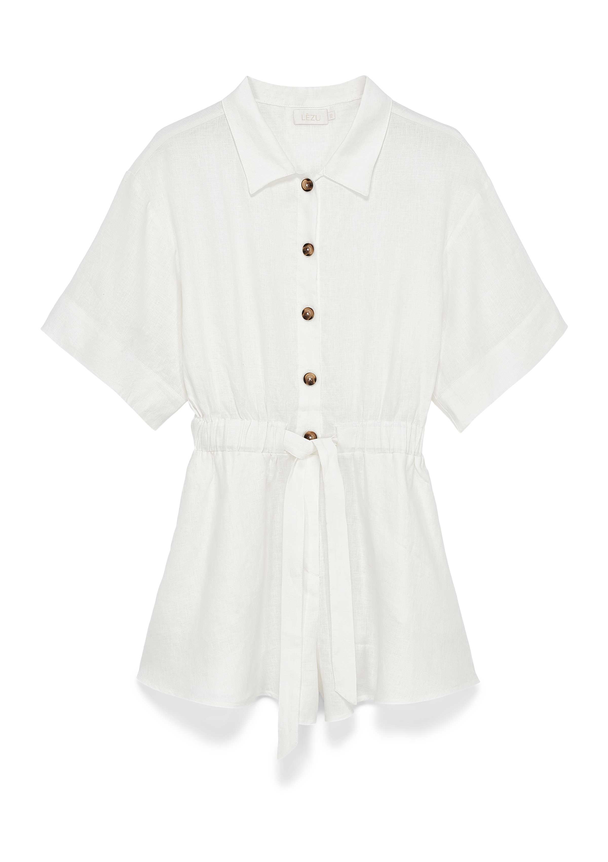 Kurzärmeliger weißer Leinen-Jumpsuit mit Hemdkragen, durchgehender Knopfleiste in Hornoptik und Bindegürtel. Taillierter Schnitt mit elastischem Bund. Kurzes, luftiges Bein.