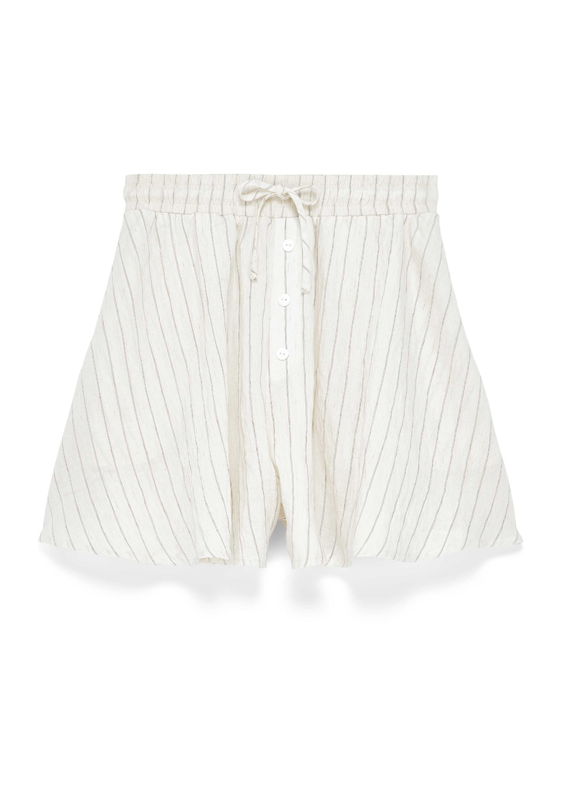 Kurze, locker geschnittene Shorts mit feinen vertikalen Streifen in Beige auf Offwhite. Elastischer Bund mit Tunnelzug und mittiger Zierknopfleiste mit weißen Knöpfen.