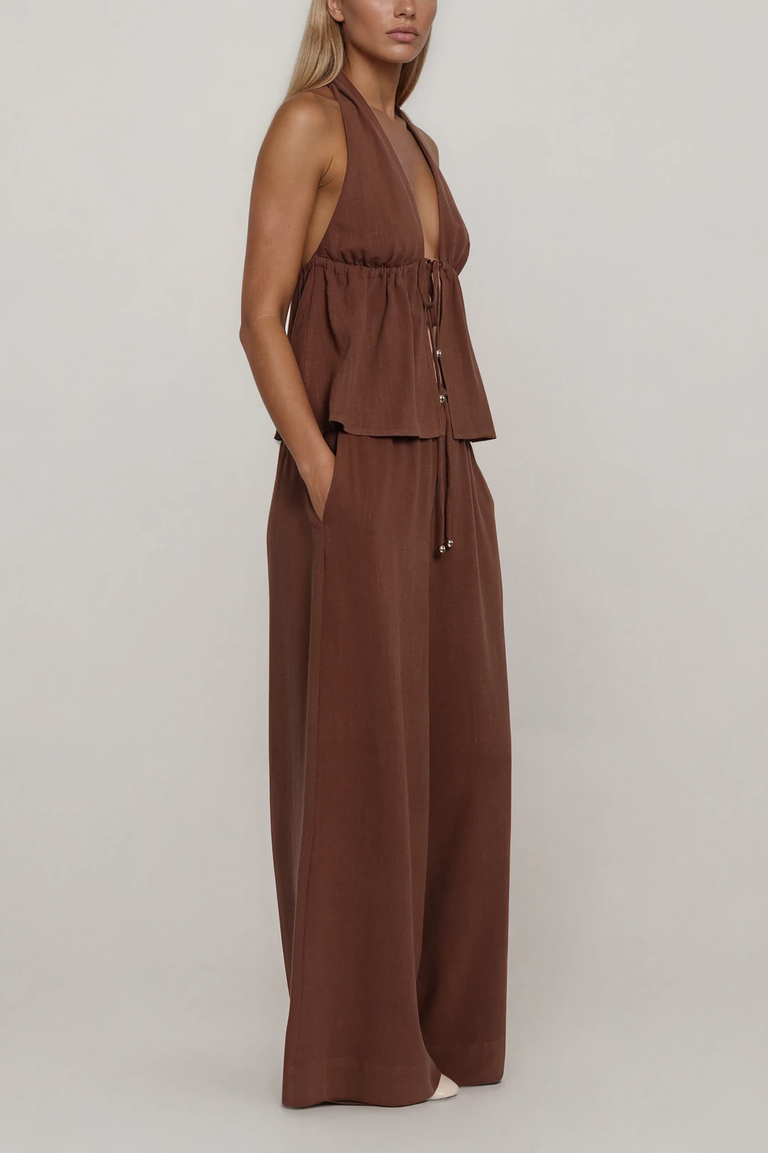 Braunes Set mit Neckholder-Top und weiter Hose in Seitenansicht