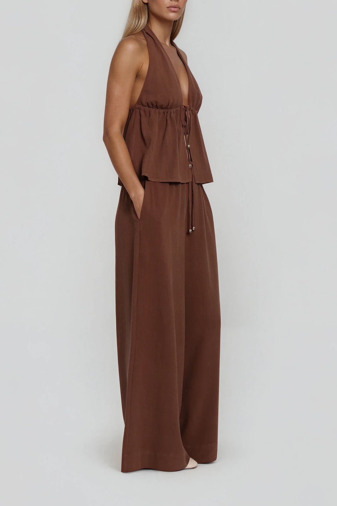 Braunes Set mit Neckholder-Top und weiter Hose in Seitenansicht