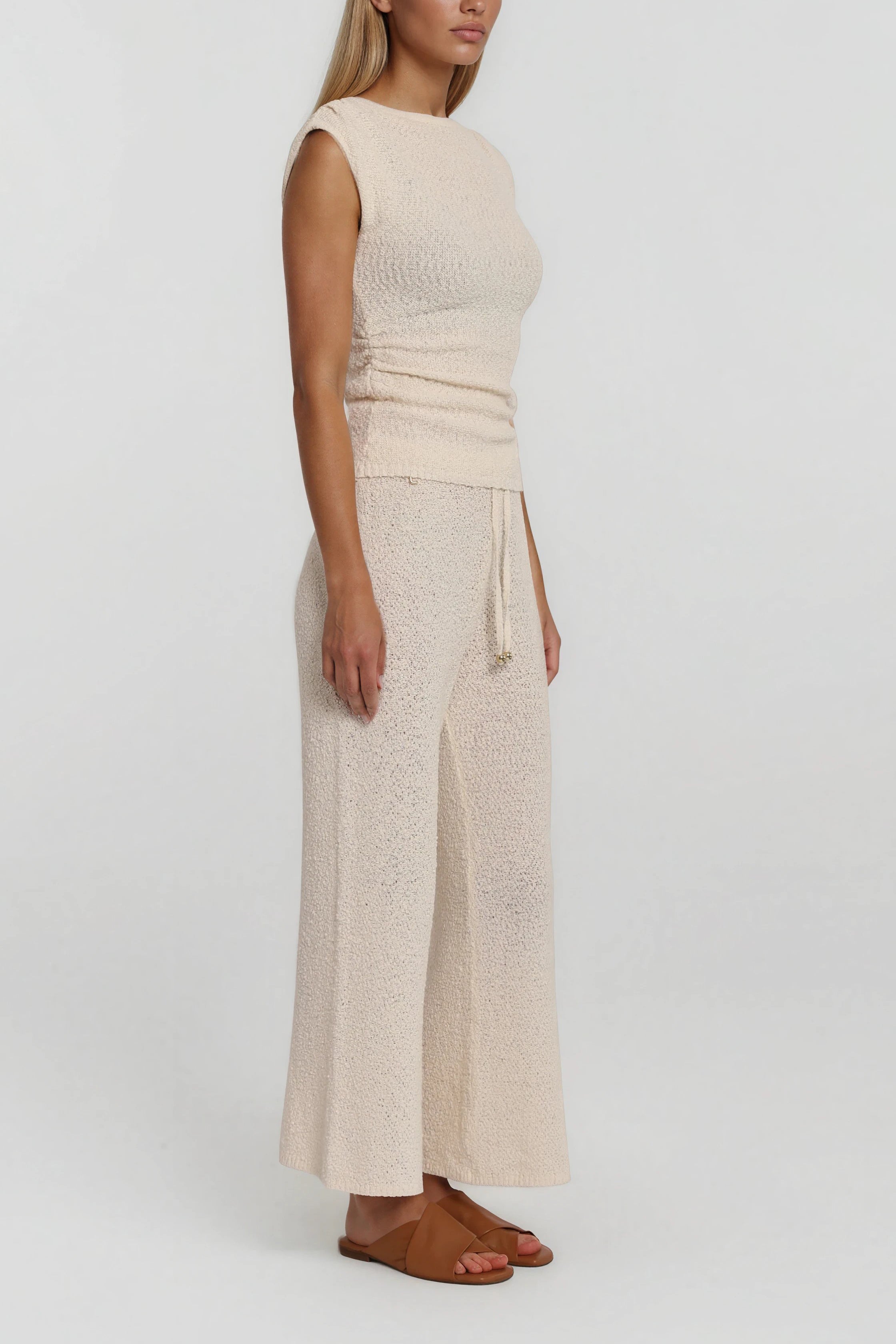 eitliche Ansicht der beigen Strickhose mit lockerem Fall und strukturierter Oberfläche