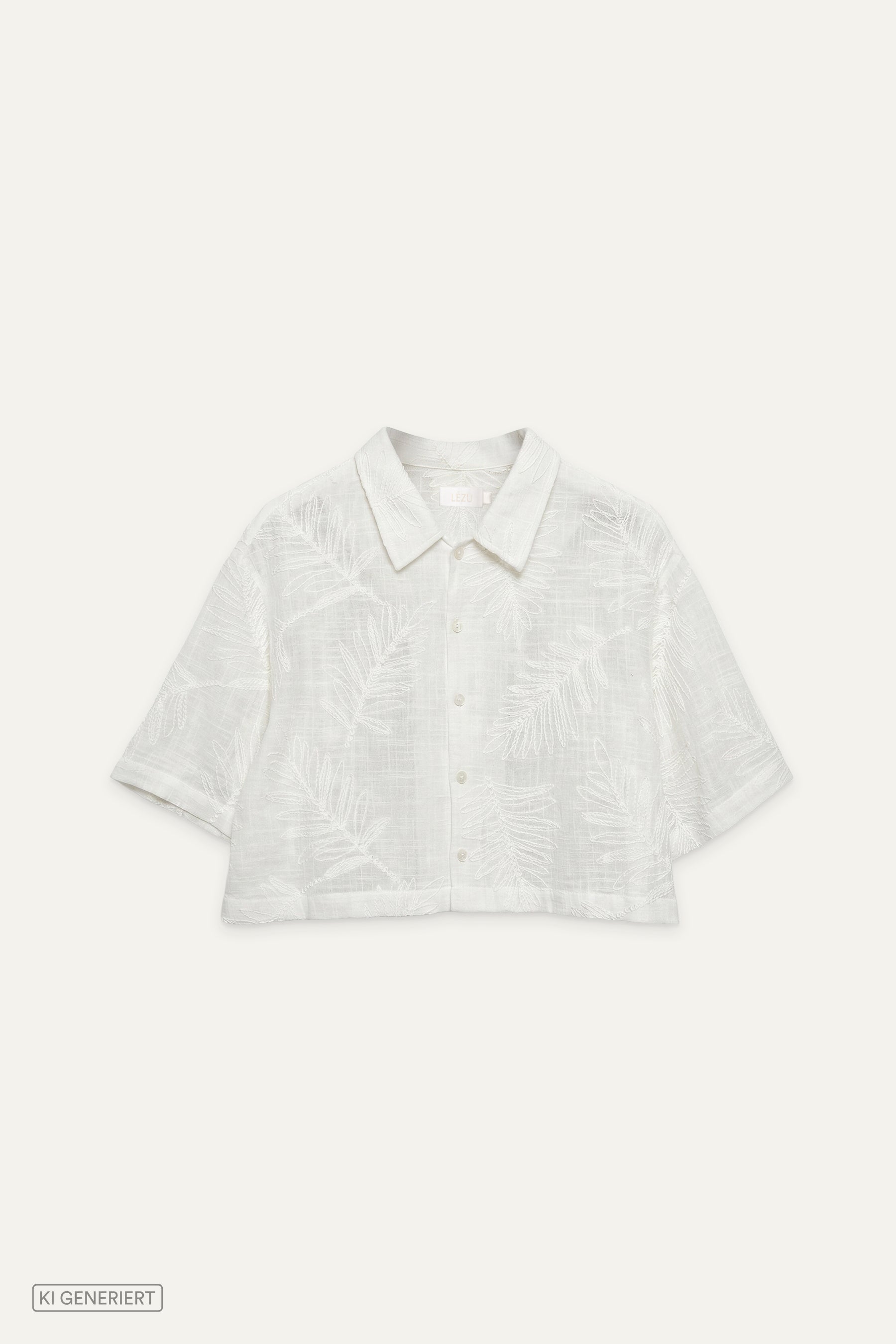 Kurz geschnittene Bluse in Off-White mit Kragen, Knopfleiste und eingewebtem Blattmuster, flach liegend