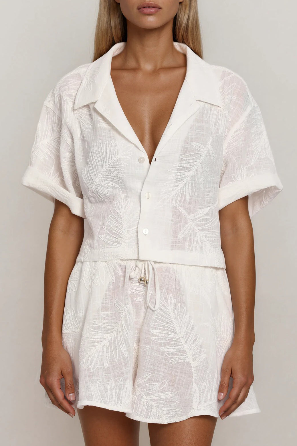 Off-White Bluse mit Reverskragen und Knöpfen, leicht transparente Struktur mit Blattmuster, Detailansicht am Model