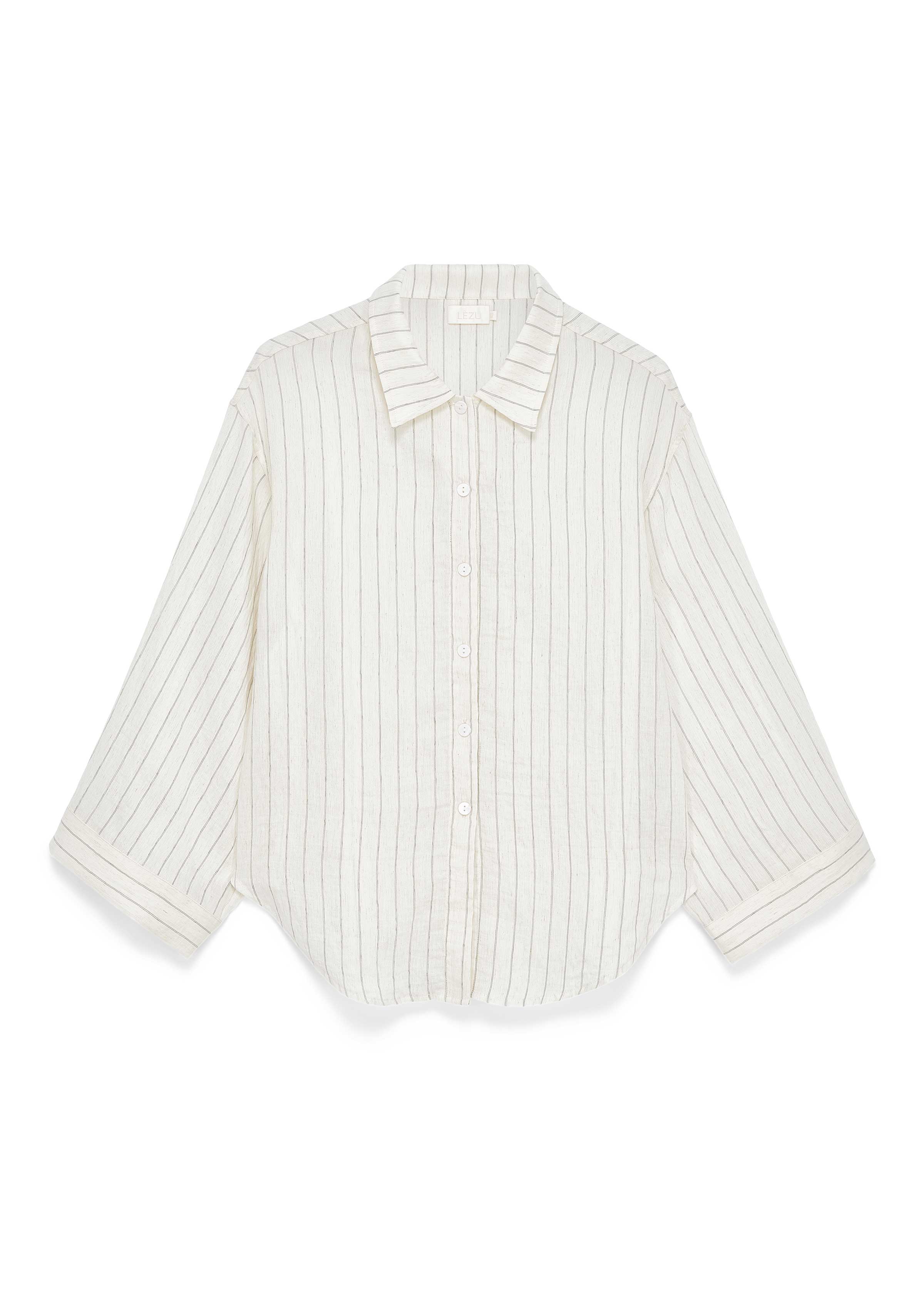 Weißes, locker geschnittenes Hemd mit feinen vertikalen Streifen, klassischem Kragen, durchgehender Knopfleiste und weiten 3/4-Ärmeln mit breiten Manschetten.
