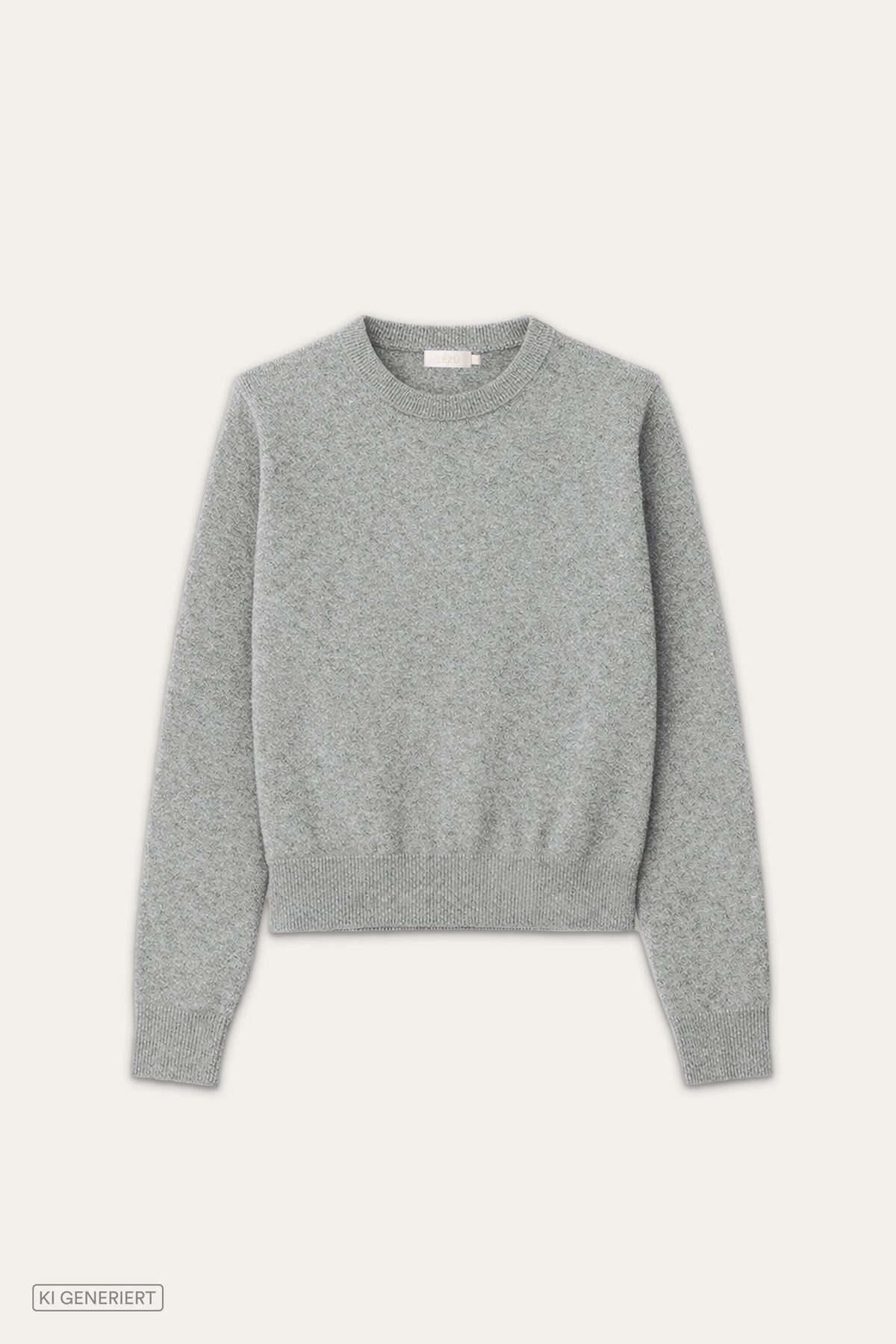 Hellgrauer Strickpullover mit Rundhalsausschnitt, langen Ärmeln und gerippten Abschlüssen in Vorderansicht.