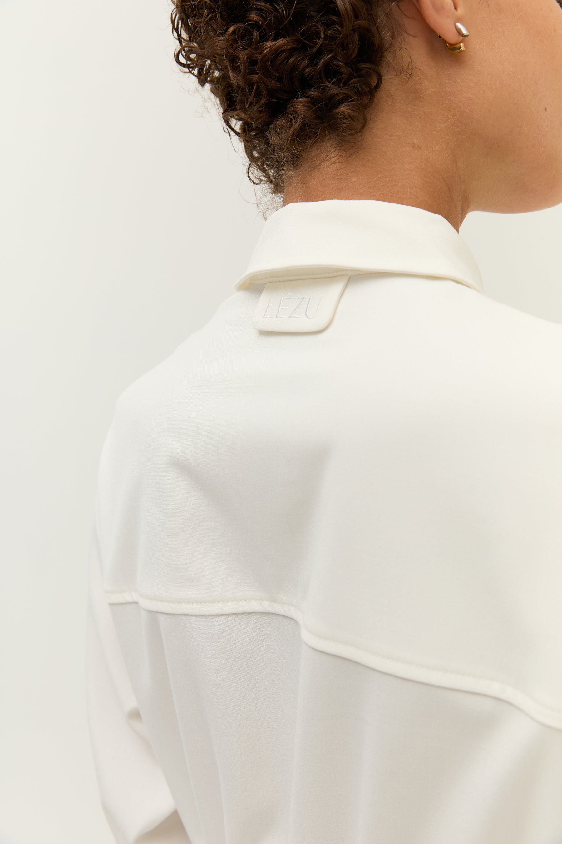 Detailaufnahme vom Nackenbereich des Shirts, zeigt das eingenähte Lezu-Label unter dem Kragen.