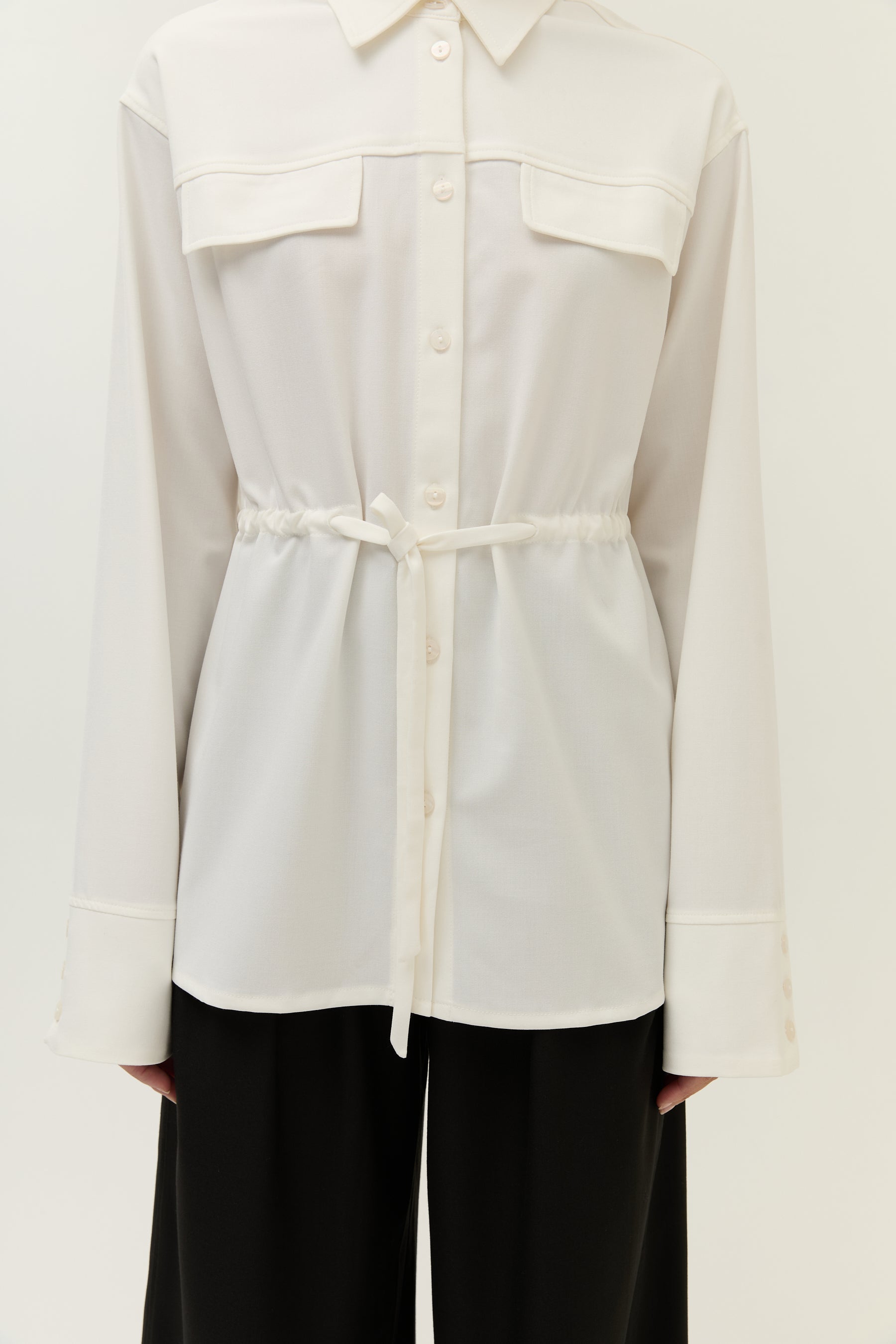 Nahaufnahme des Tunnelzugs in der Taille sowie der weiten Manschetten mit Knöpfen.