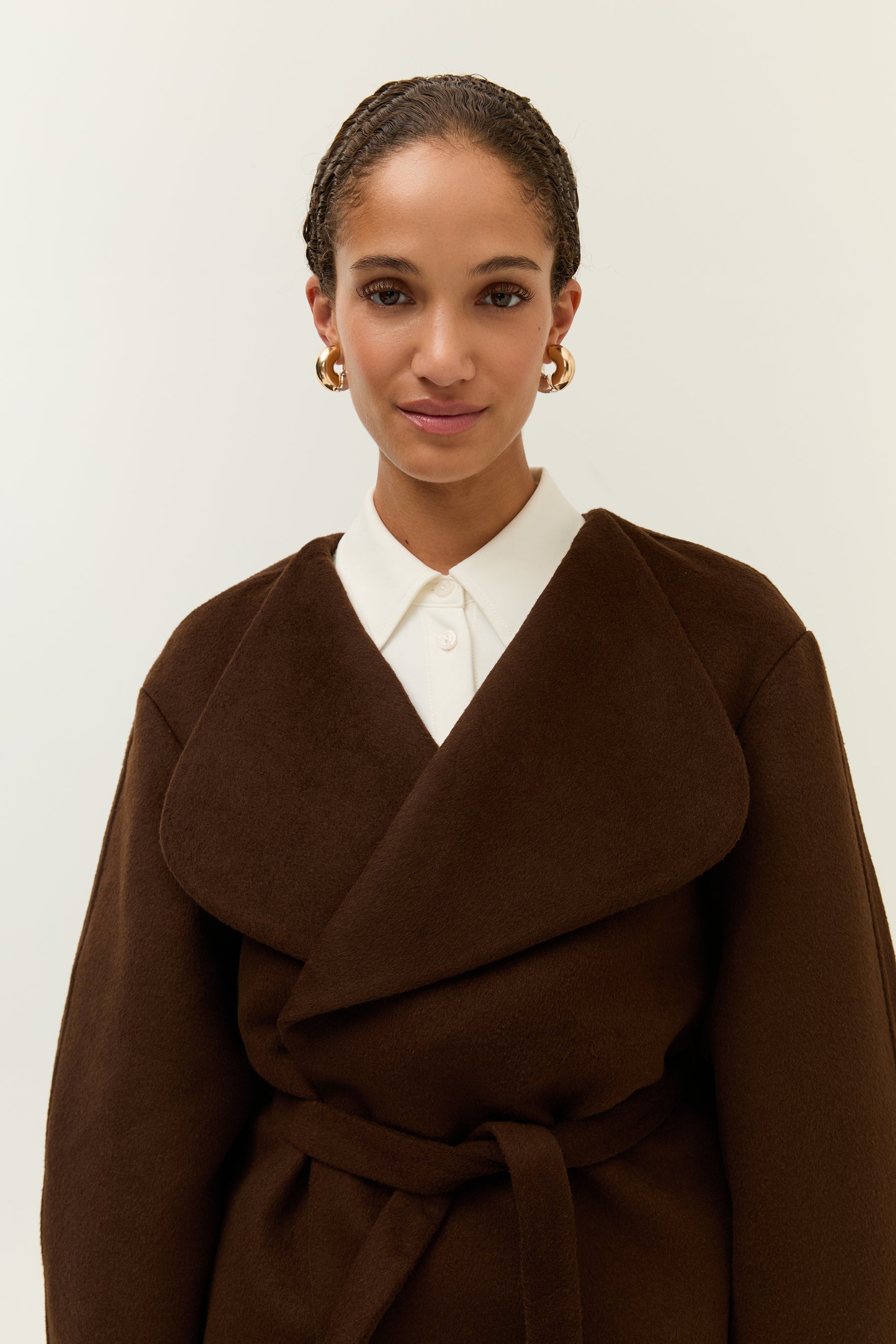 Portrait mit geschlossener Jacke: Jacke überkreuz getragen, leicht geschlossen, die Bluse und der große Kragen sind sichtbar.