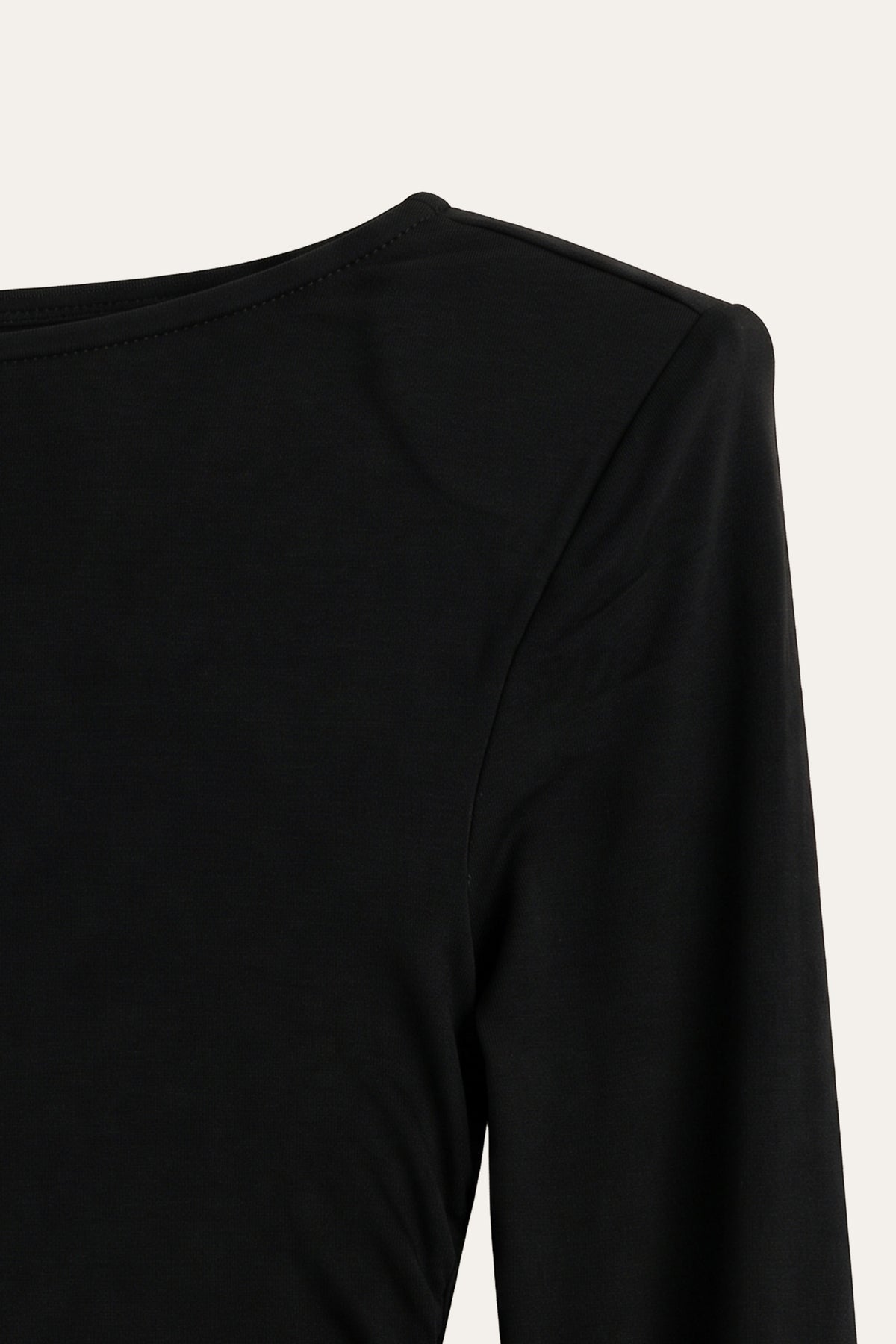 Detailaufnahme des schwarzen Hanni Longsleeves: runder Ausschnitt, Schulterpartie mit herausnehmbarem Schulterpolster und langer, schmaler Ärmel aus glattem Jersey