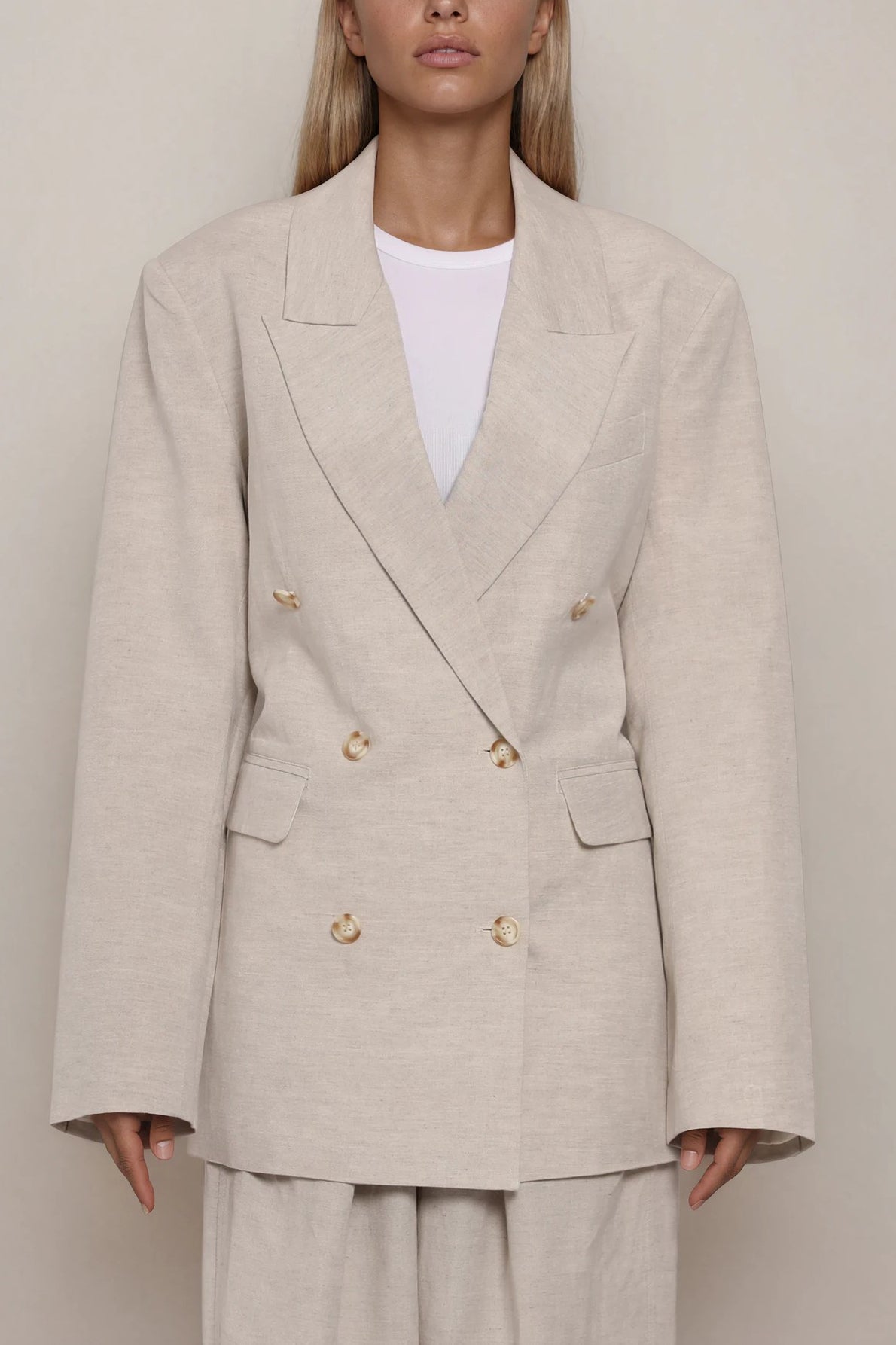 Beiger doppelreihiger Blazer mit Reverskragen und Knopfleiste, gerade Passform, Frontansicht