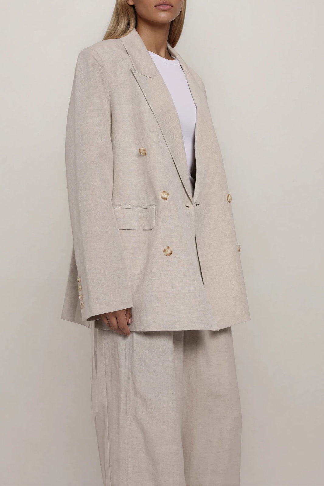 Beiger doppelreihiger Blazer mit Reverskragen und Knopfleiste, gerade Passform, Frontansicht