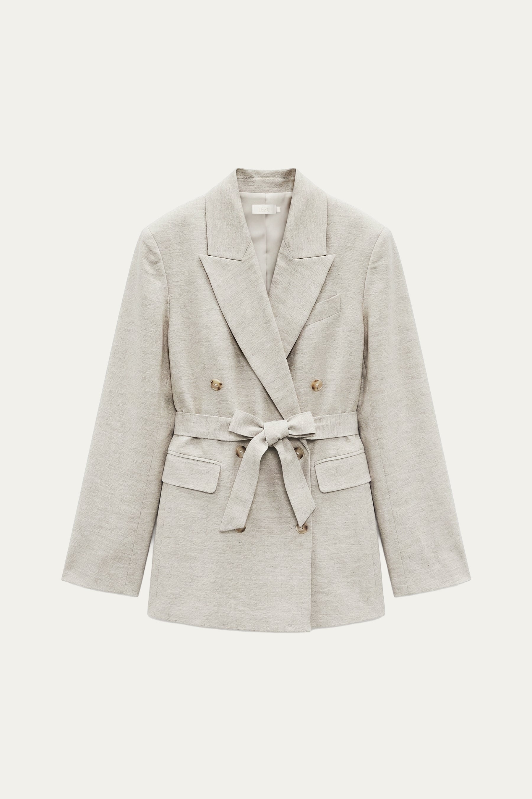 Doppelreihiger Blazer in Warmgrau mit Reverskragen, Bindegürtel in der Taille und aufgesetzten Taschen, leicht strukturierter Stoff.