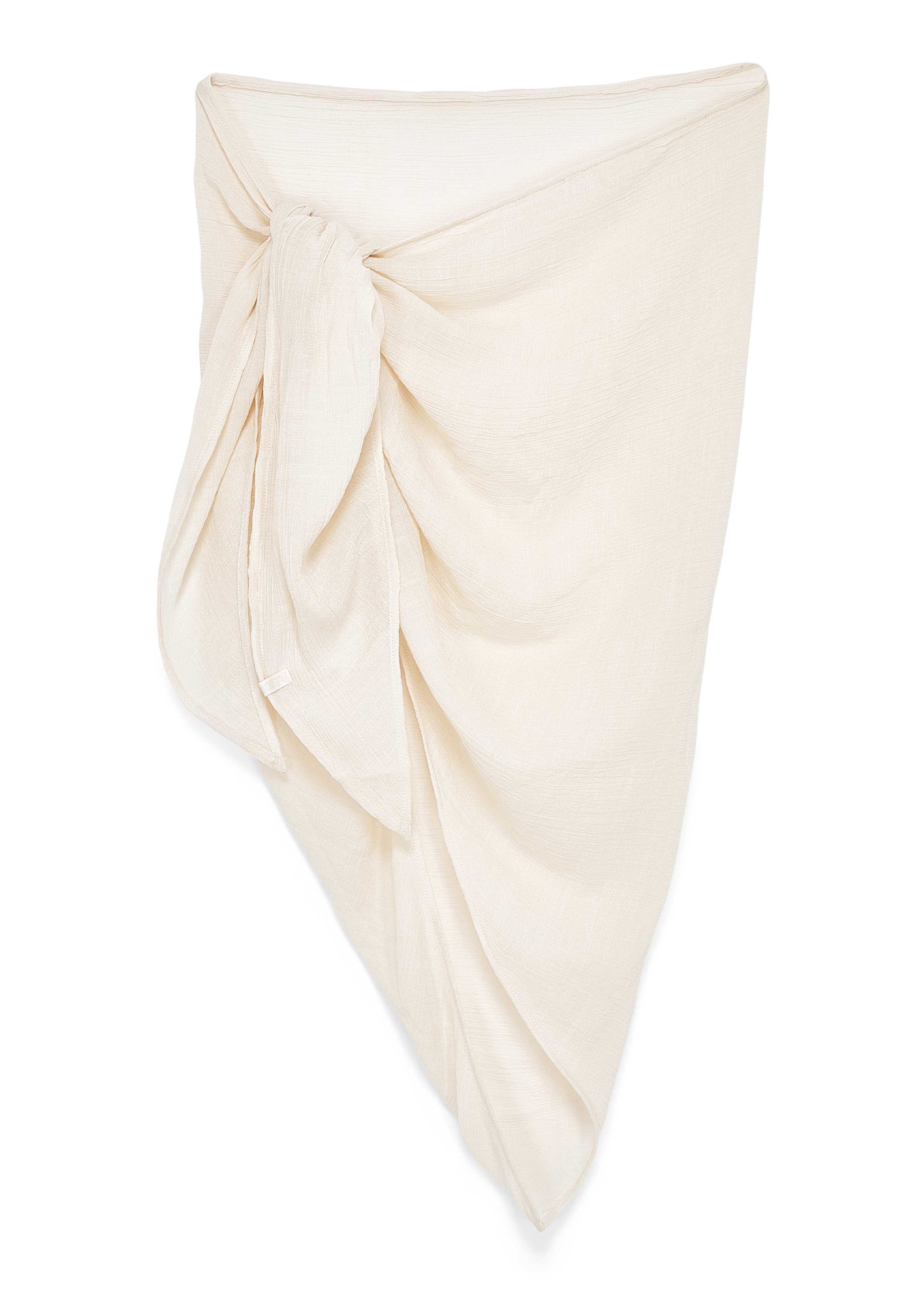 Beigefarbener Pareo aus leichtem Stoff, schräg gewickelt und seitlich zur Schleife gebunden. Asymmetrischer Saum mit drapierter Optik.