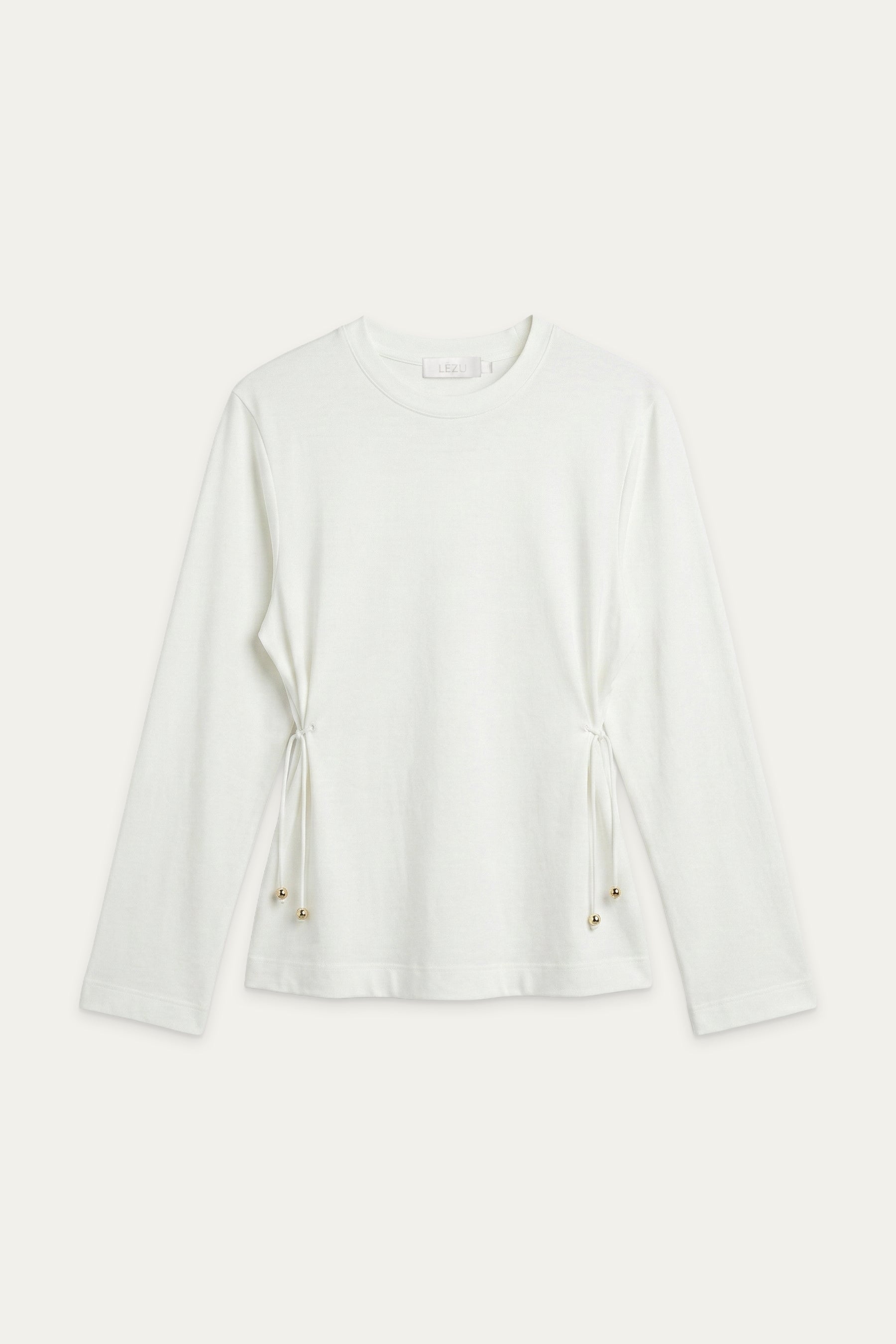 Weißes Langarmshirt mit Rundhalsausschnitt, lockerer Passform und seitlichen Raffungen mit Bindebändern und goldfarbenen Details.
