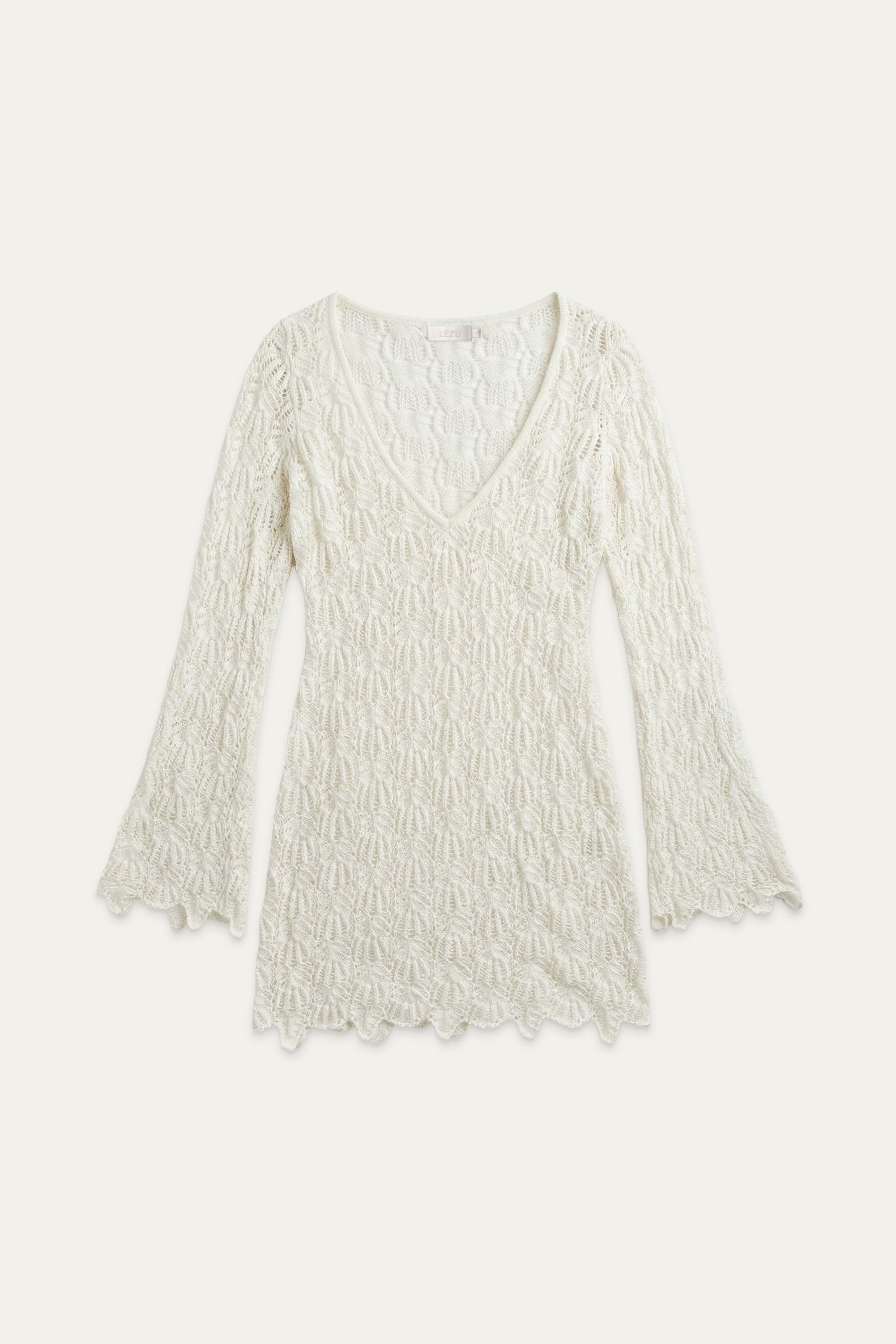 Weißes Mini-Strickkleid mit Lochmuster, V-Ausschnitt und gewelltem Saum, flach liegend