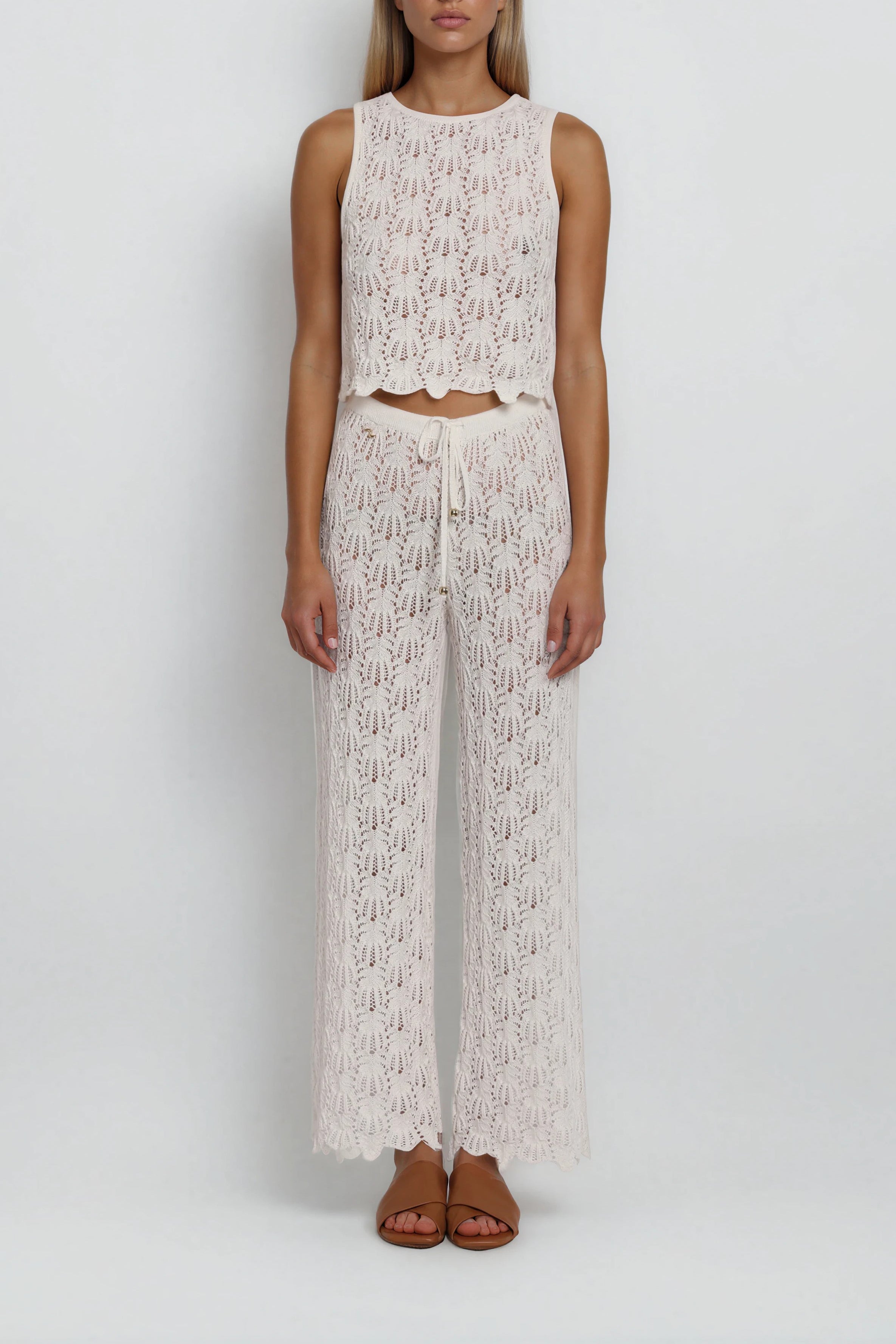 Weißes zweiteiliges Strick-Set mit ärmellosem Crop-Top und weiter Hose, Frontansicht