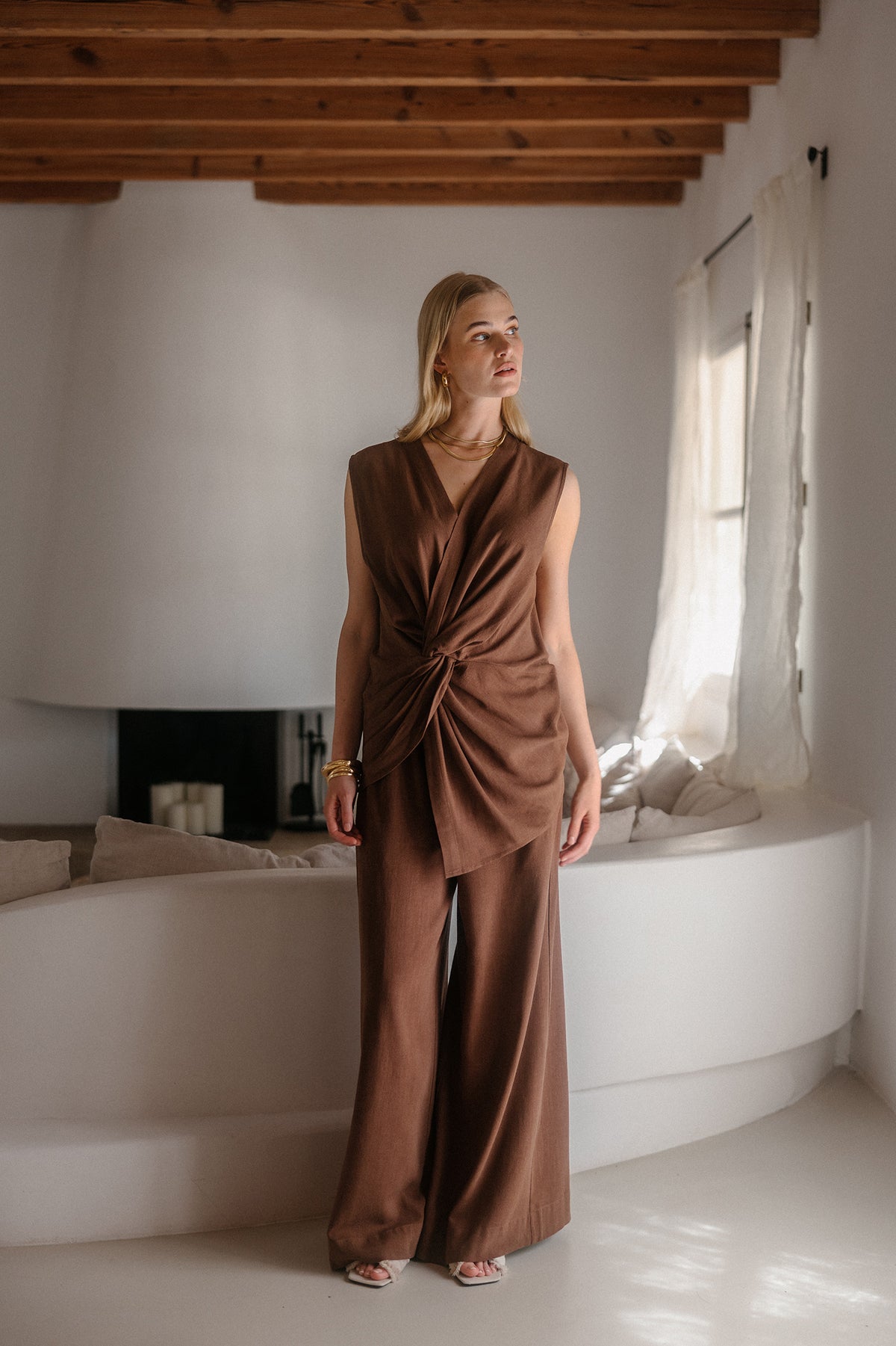 Braunes Top mit Drapierung und asymmetrischem Saum, flach liegend