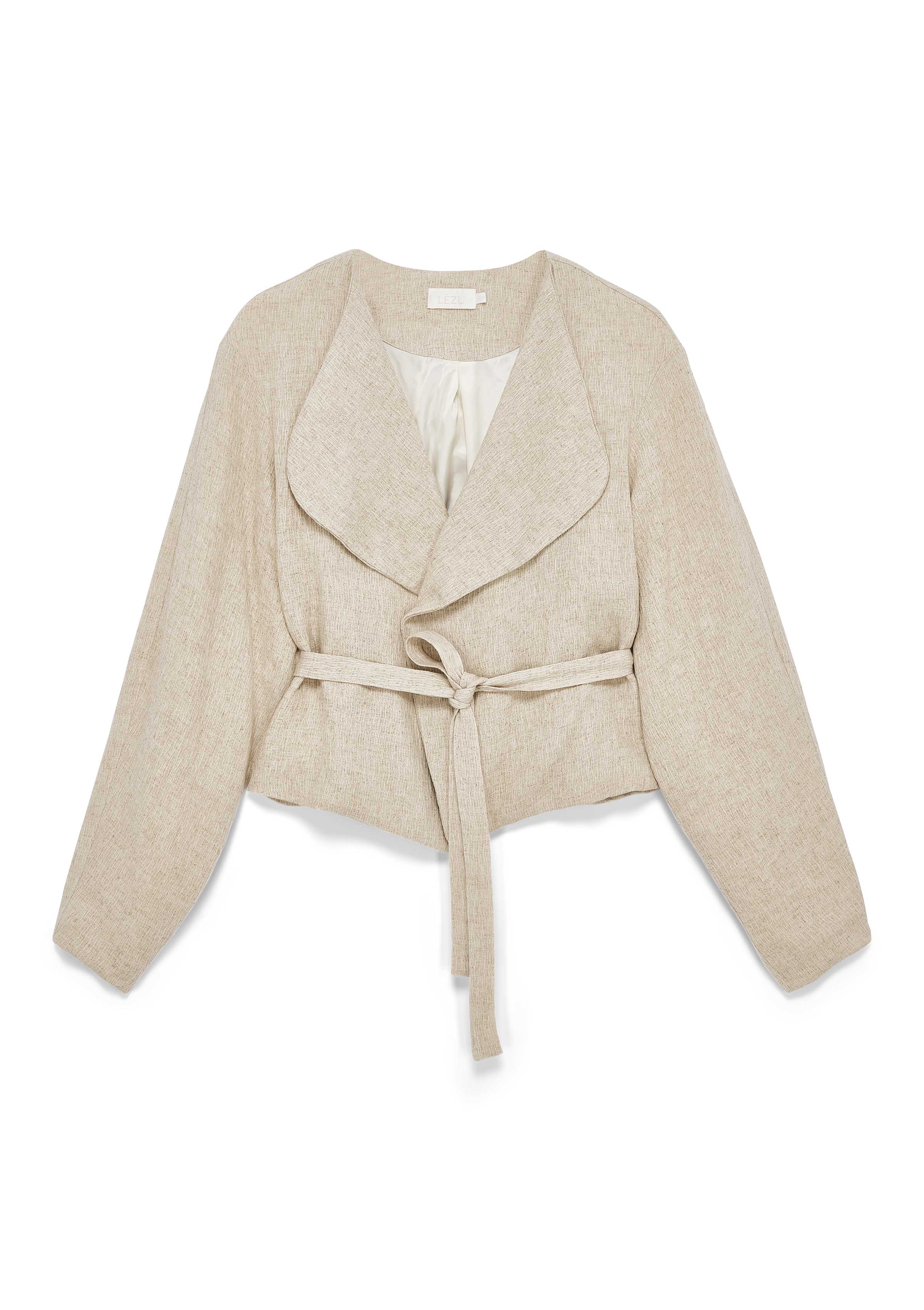 Beigefarbene, kurz geschnittene Wickeljacke aus Leinenmix mit weitem Schalkragen, langen Ärmeln und Bindegürtel in der Taille. Dezente Struktur im Material.