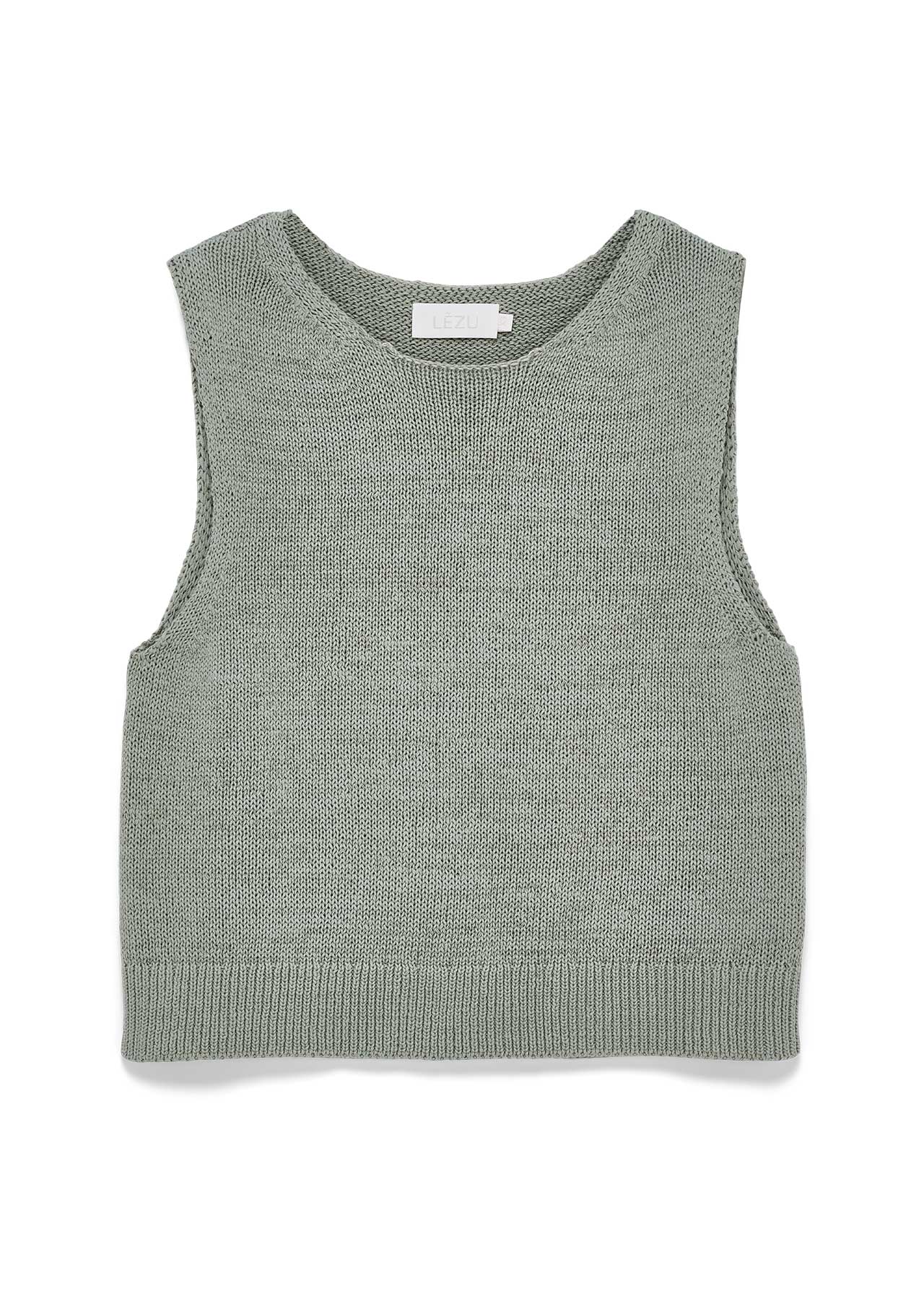 Ärmelloses Stricktop in Salbeigrün mit Rundhalsausschnitt. Lockerer, leicht verkürzter Schnitt mit feiner Strickstruktur und gerippten Abschlüssen an Saum, Hals- und Armausschnitten.