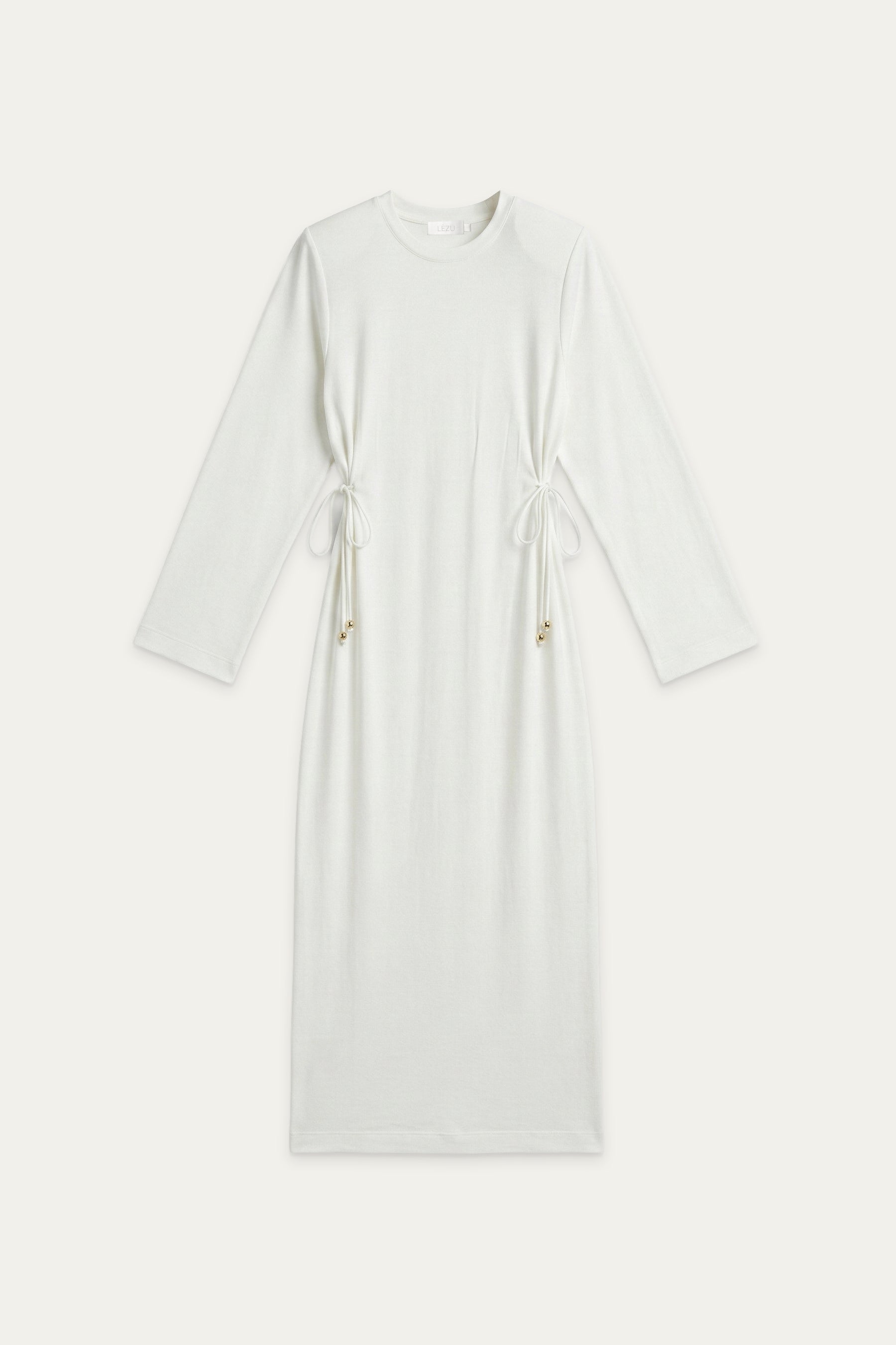 Langes Kleid in Off-White mit Rundhalsausschnitt, langen Ärmeln und seitlichen Bindebändern zur Taillierung.