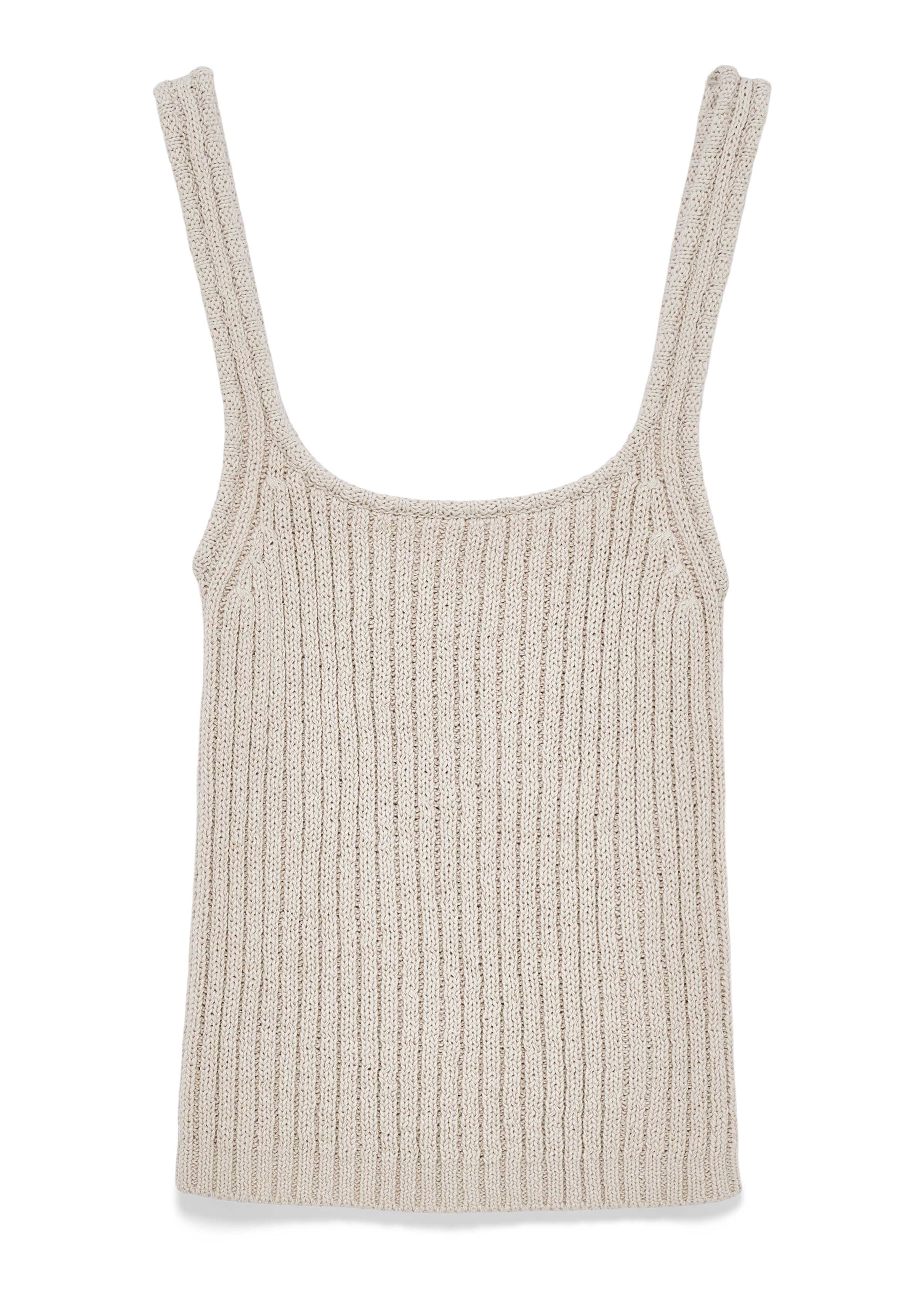 Beigefarbenes Stricktop mit breiten Trägern und geradem Schnitt. Grob geripptes Strickmuster mit leicht melierter Struktur. Quadratischer Ausschnitt vorn und hinten.