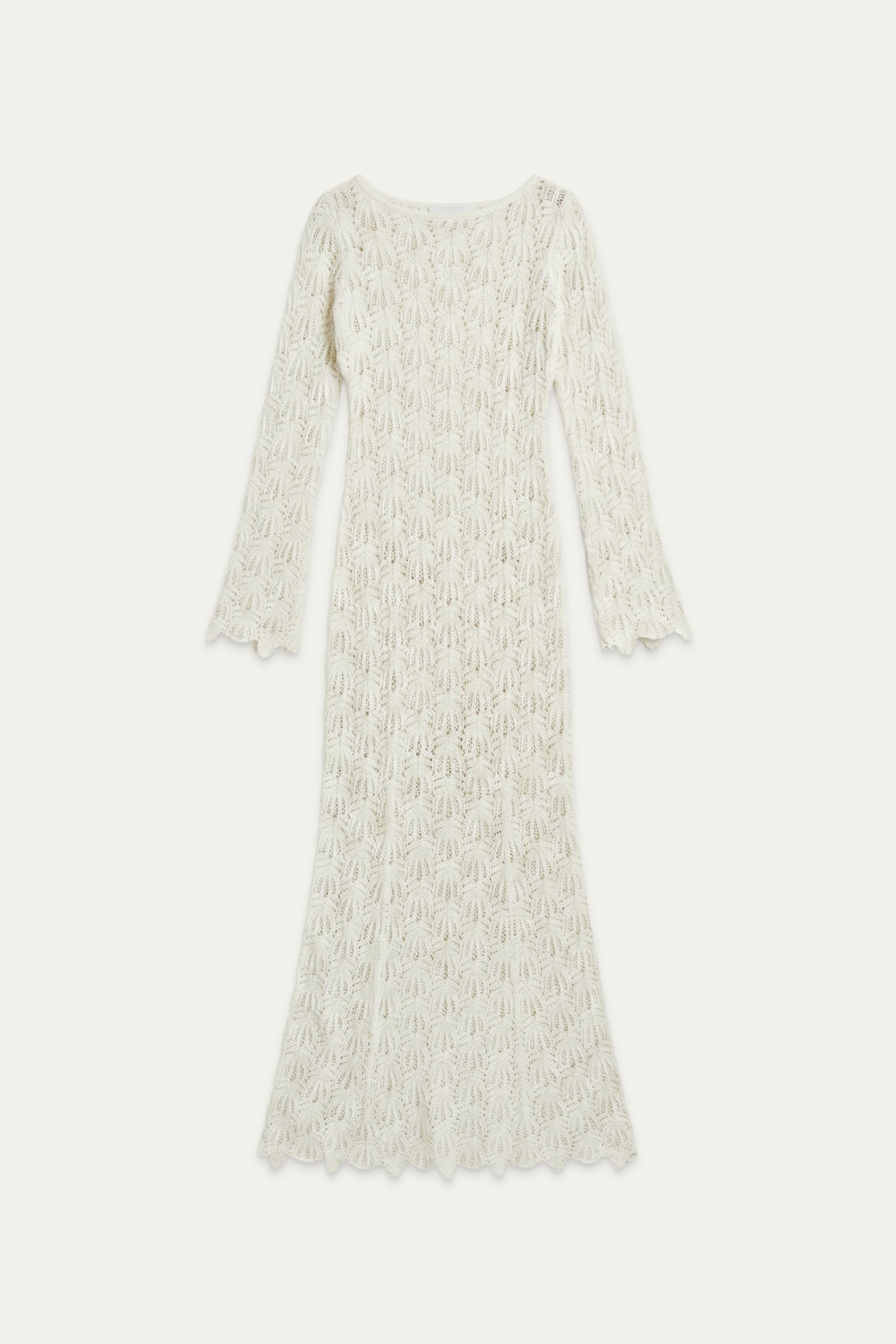Weißes langes Strickkleid mit Lochmuster und leicht ausgestelltem Saum, flach liegend
