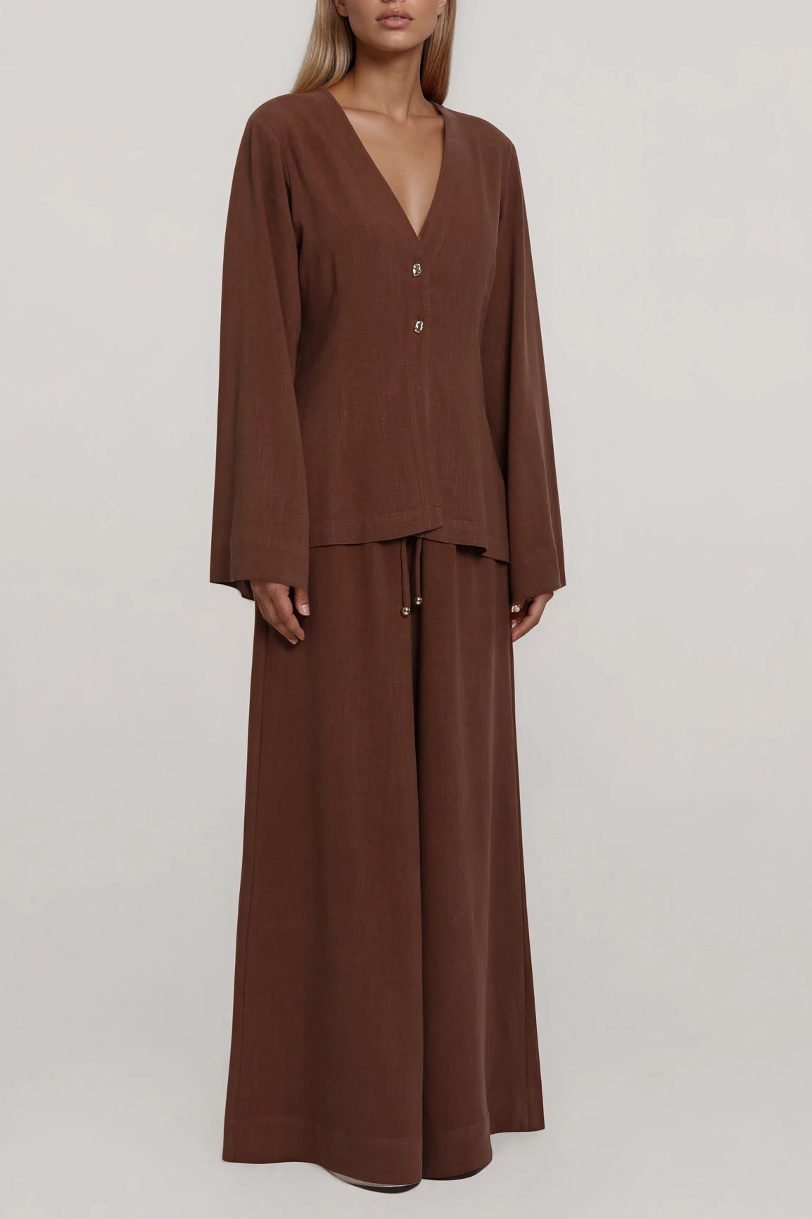 Weite Bluse in Braun mit minimalistischer Silhouette und leicht strukturierter Oberfläche