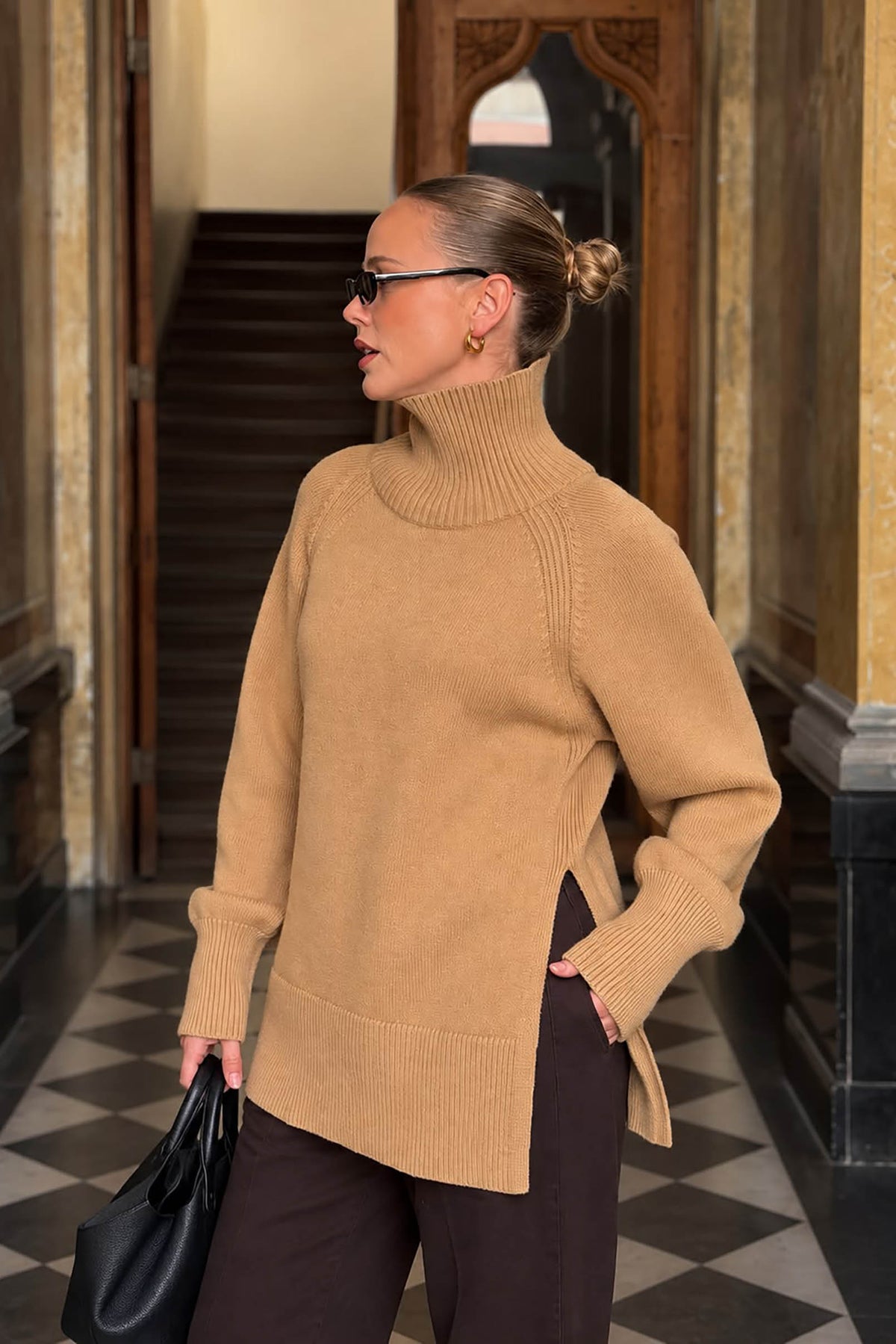 Frau mit Zopf und beige farbenen Pullover