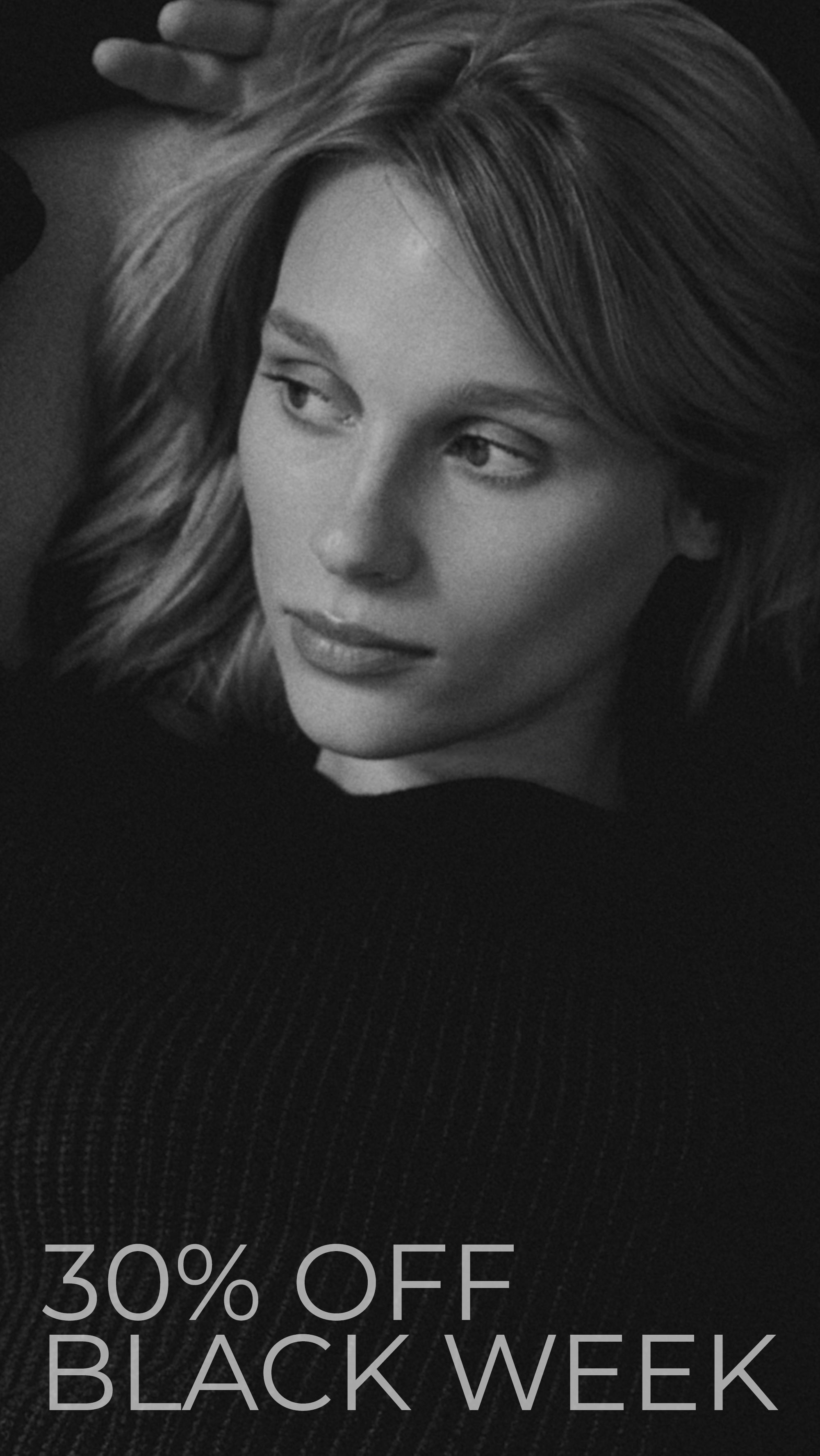 Schwarz-weißes Hochformat-Banner mit einer Frau in schwarzem geripptem Oberteil, die zur Seite schaut. Unten im Bild steht in Großbuchstaben: „30% OFF BLACK WEEK“.
