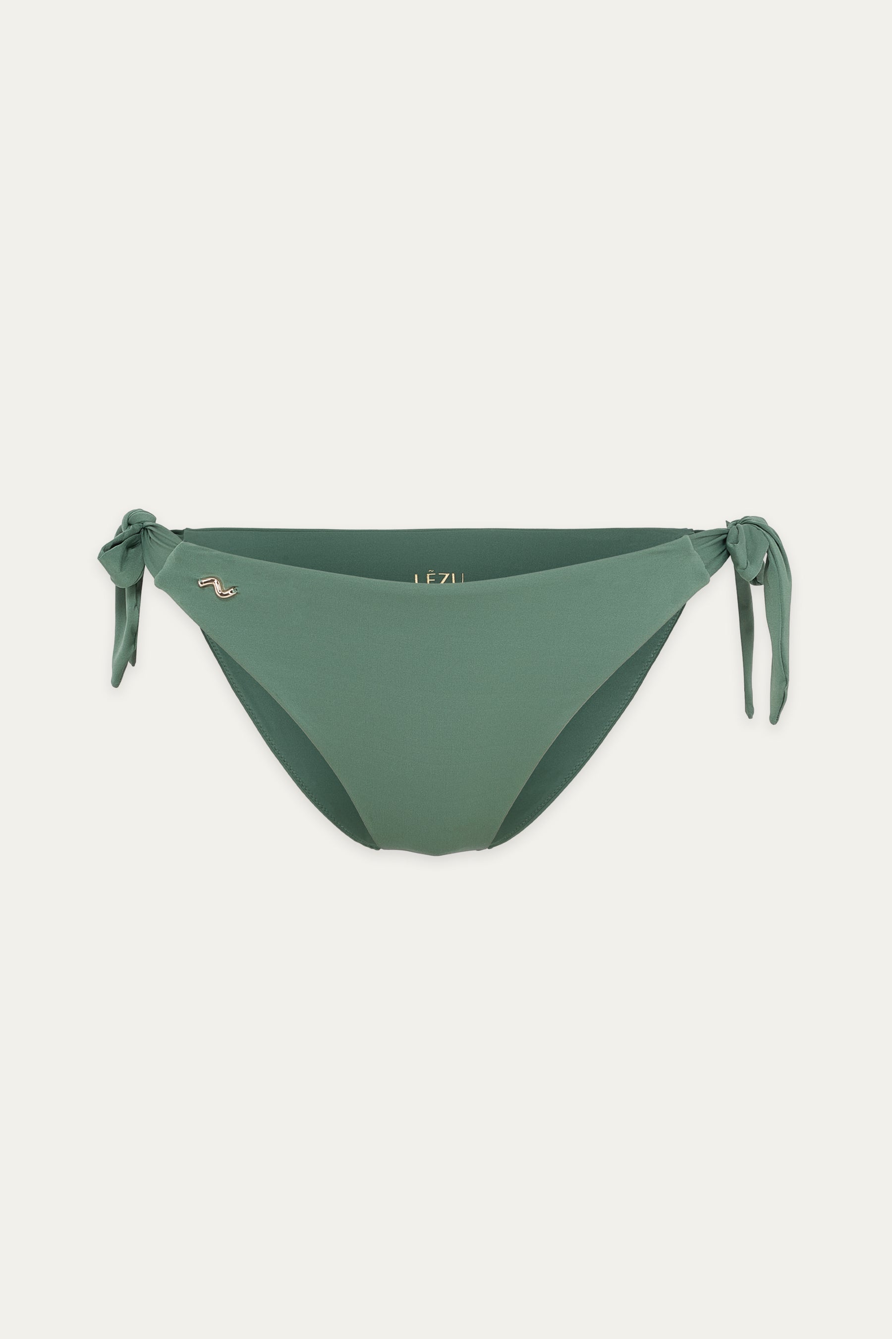 Grüne Bikinihose mit seitlichen Bindebändern und goldfarbenem Wellensymbol vorn. Dezentes, verspieltes Design.