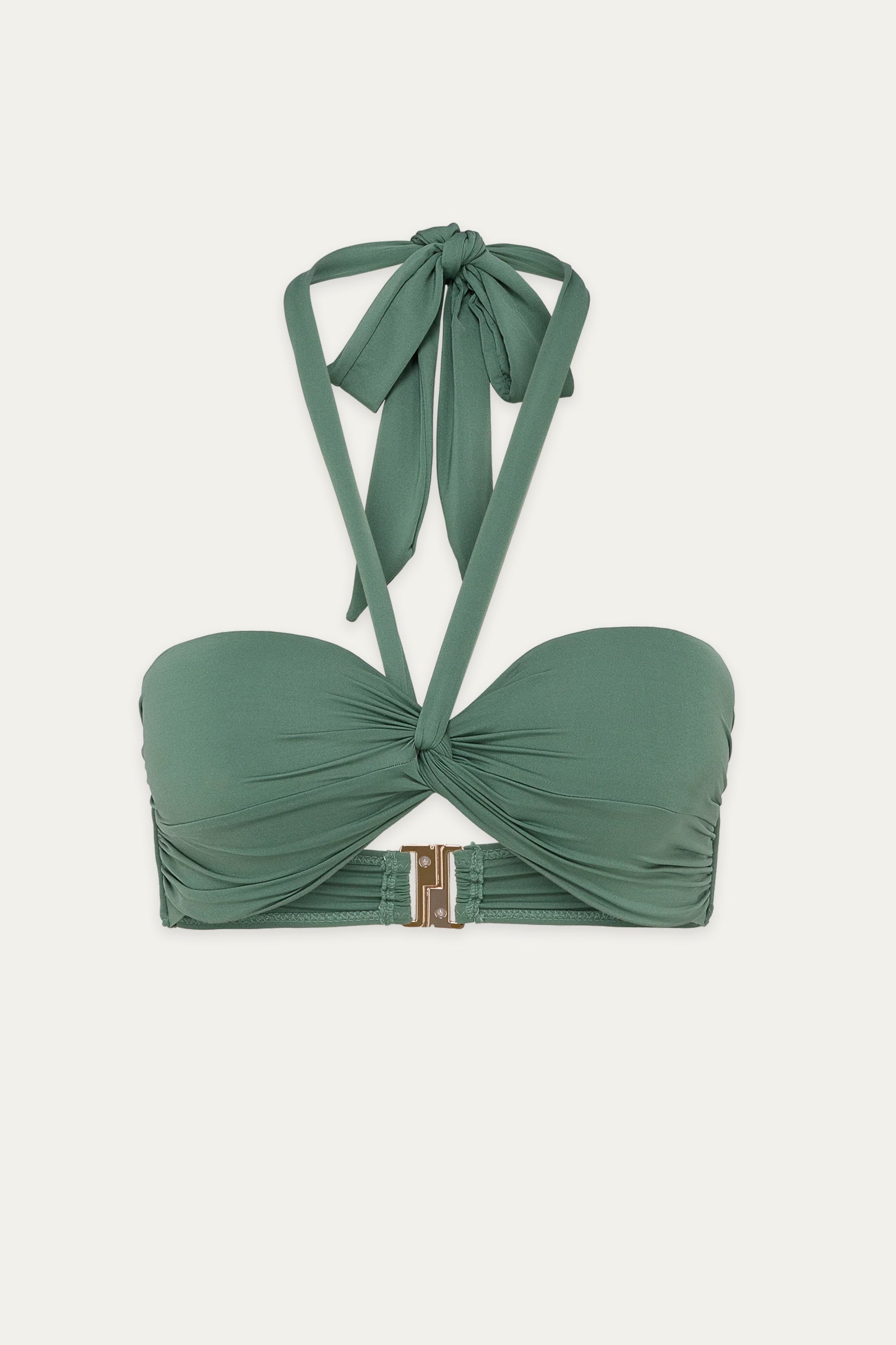 Grünes Bandeau-Bikini-Top mit geraffter Vorderseite und abnehmbaren Trägern zum Binden im Nacken. Mit Verschluss auf der Rückseite und schlichtem, einfarbigem Design. Freisteller auf hellem Hintergrund.