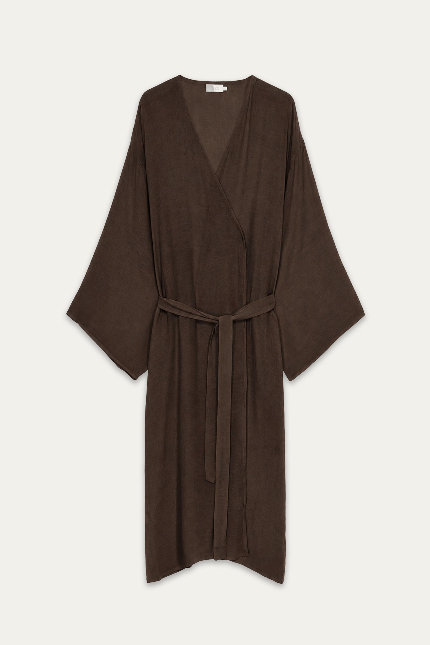 Langer, dunkelbrauner Cardigan mit Wickeloptik, weitem V-Ausschnitt und breiten Kimonoärmeln. Das Modell wird mit einem Bindegürtel in der Taille geschlossen und locker fallend getragen. Freisteller auf hellem Hintergrund.