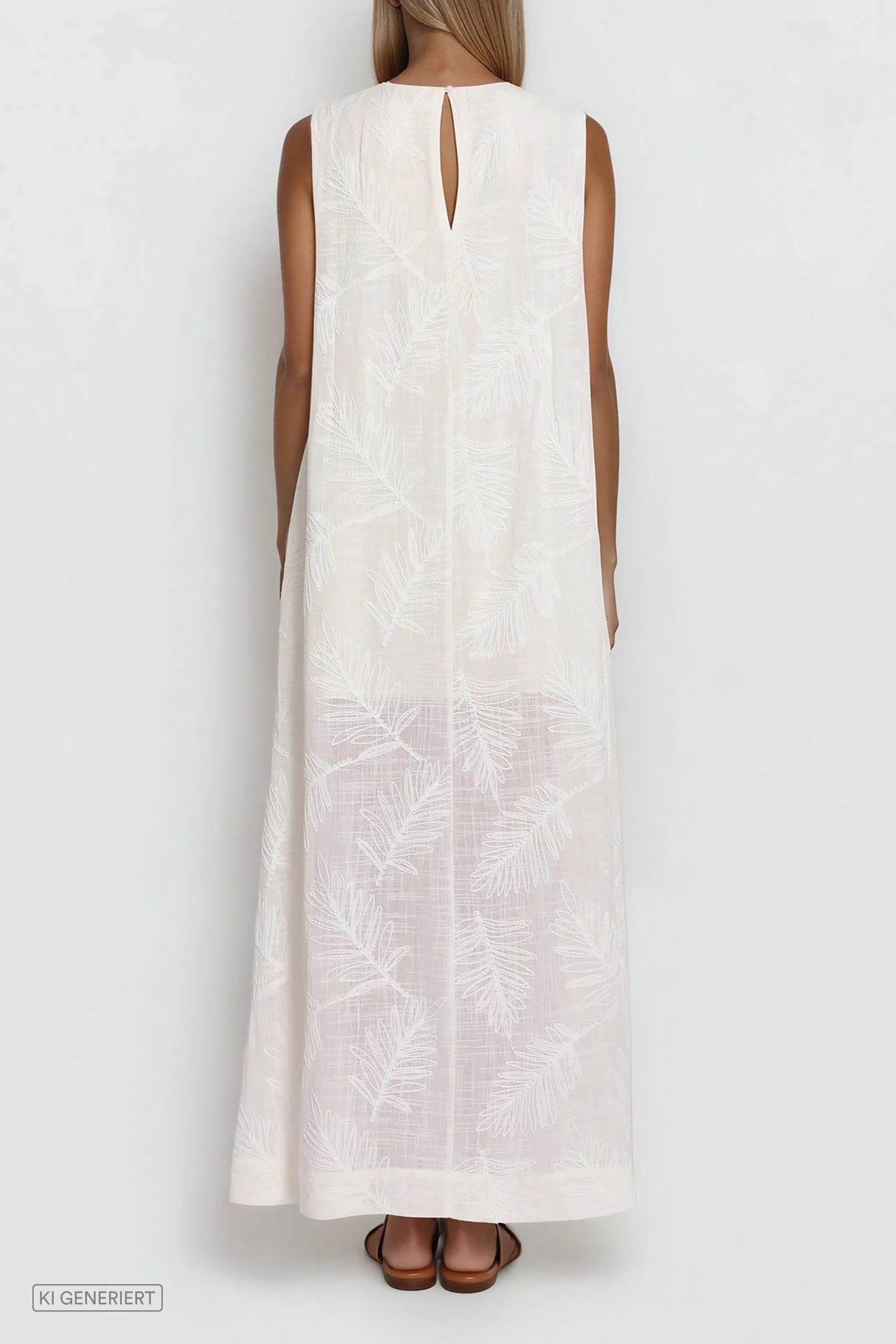 Rückansicht eines ärmellosen Maxikleids in Offwhite mit Schlitzdetail am Nacken und eingewebtem Blattmuster