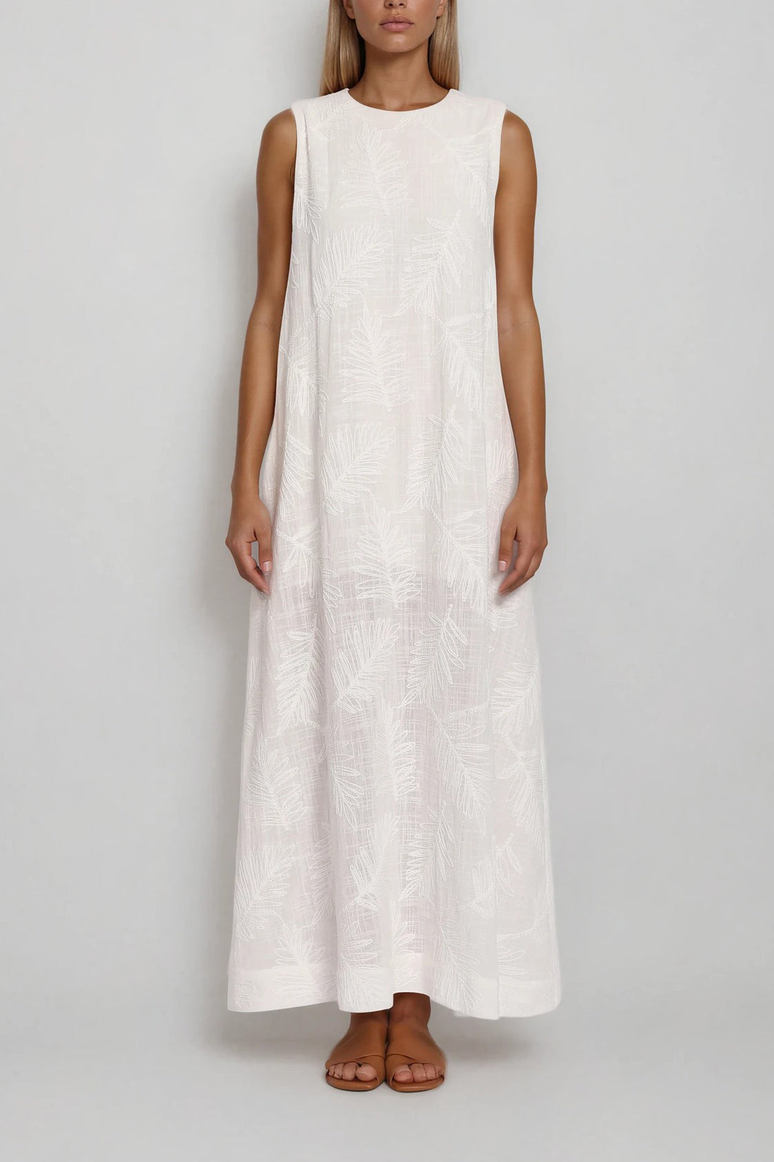 Langes Sommerkleid in Offwhite mit weitem Schnitt, seitlichen Taschen und feinem Blattdessin