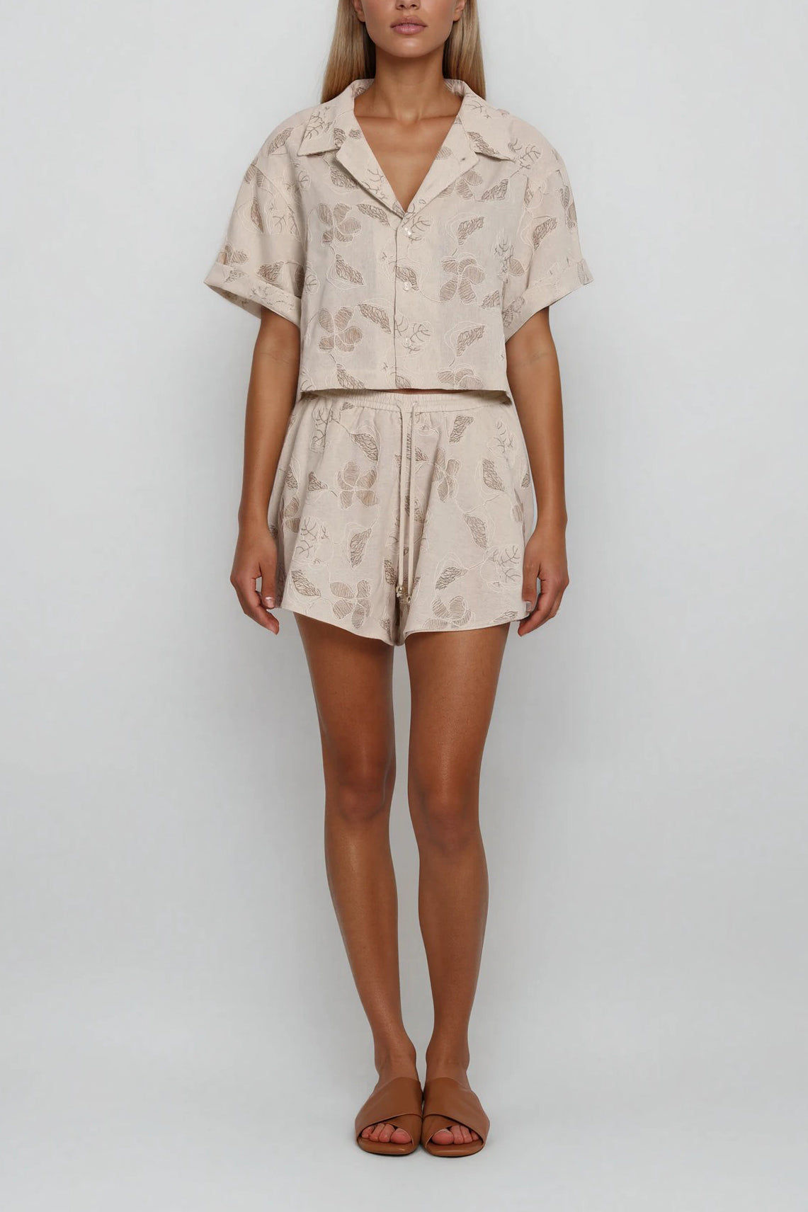 Locker geschnittenes Kurzarmhemd in Beige mit passender Shorts, seitliche Ansicht mit Taschen