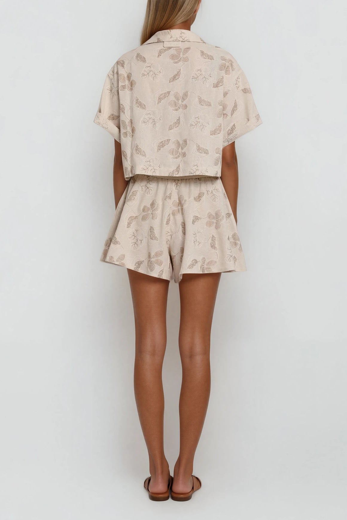 Beigefarbenes Set aus kurzärmligem Hemd und Shorts mit floralem Muster, Rückansicht