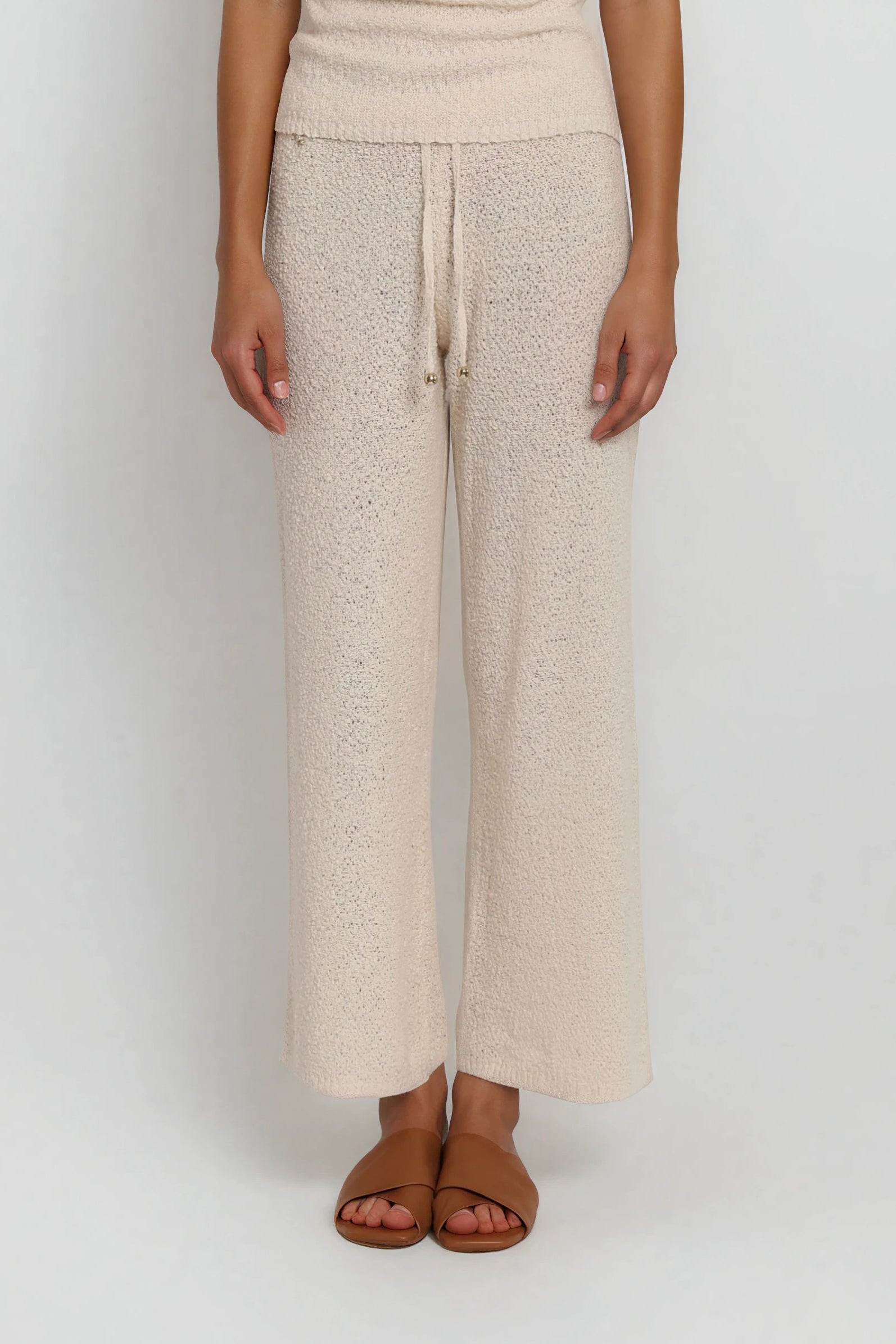 Detailansicht der Strickhose mit Tunnelzugbund und feiner Bouclé-Struktur