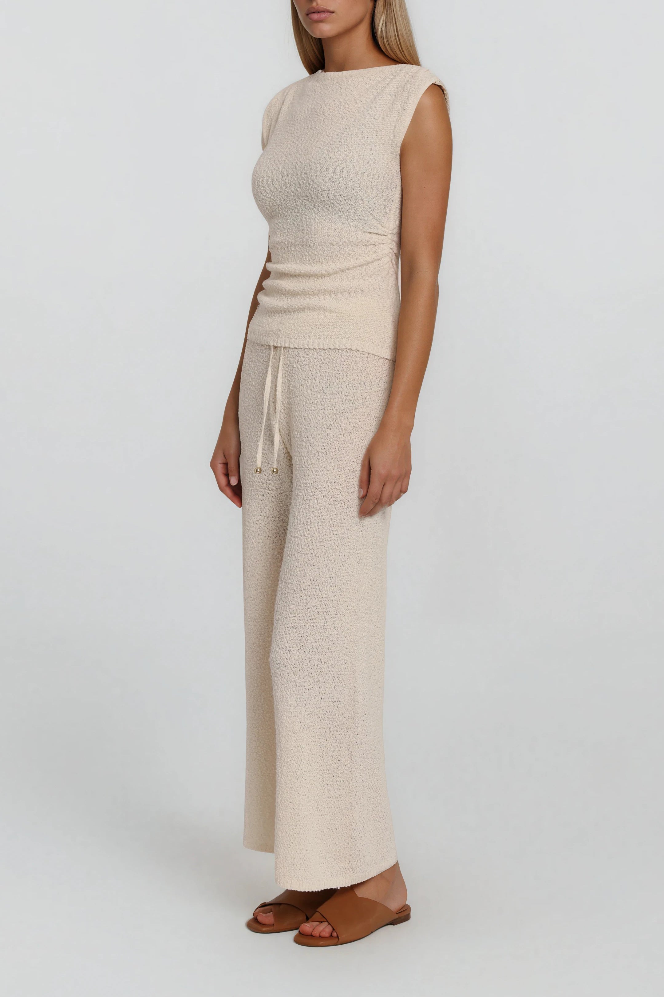 Asymmetrisch getragenes Stricktop in Beige mit freier Schulter und körpernahem Sitz