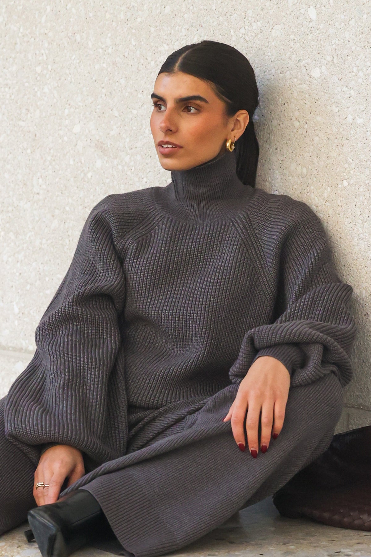 KAJA Knit Sweater Dark Grey Melange – oversized Strickpullover mit Rollkragen und Rippstruktur in Dunkelgrau meliert, kombiniert mit passender Strickhose