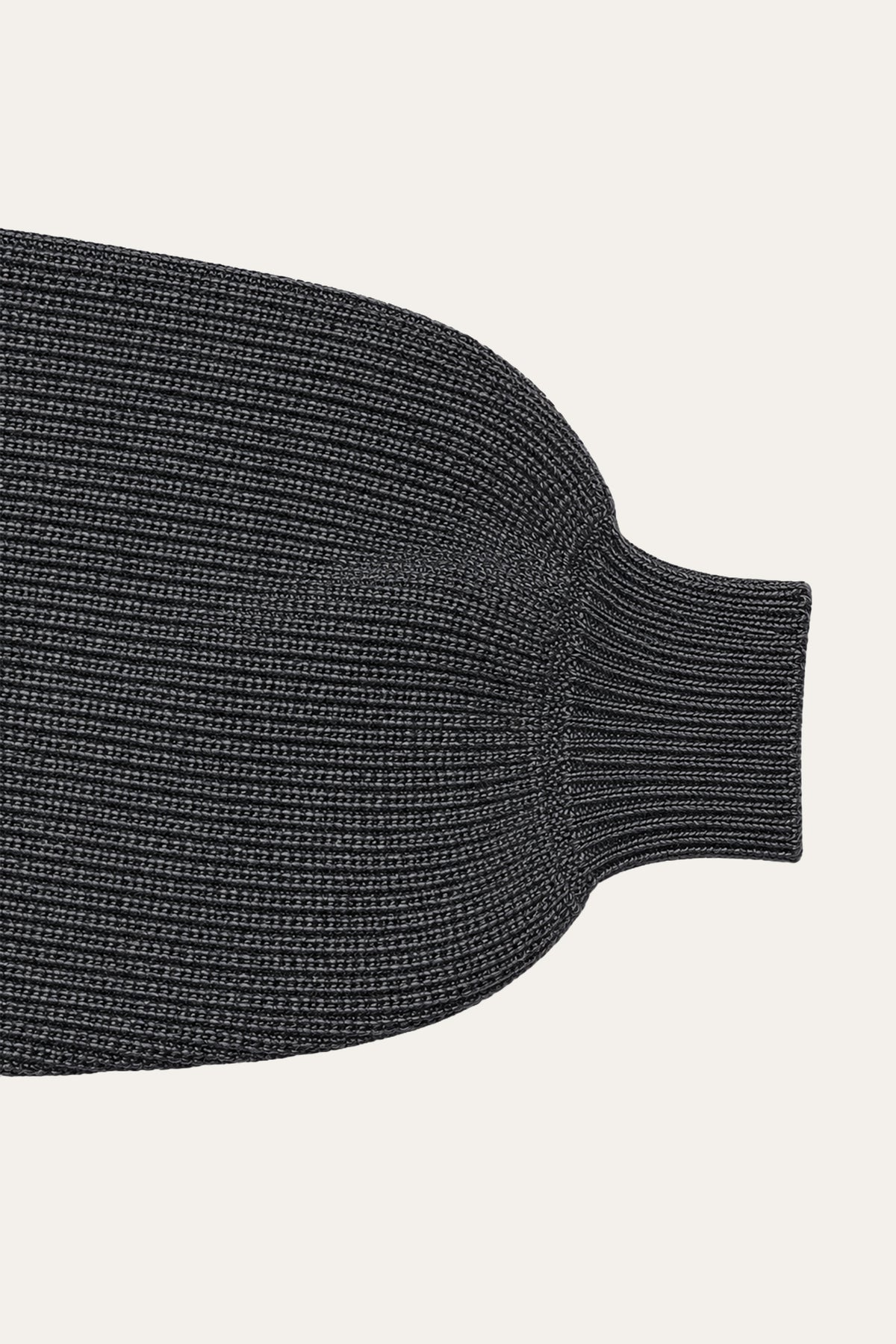 Detailansicht eines schwarzen Strickärmels mit strukturierter Rippstrick-Oberfläche und breitem Rippbündchen.