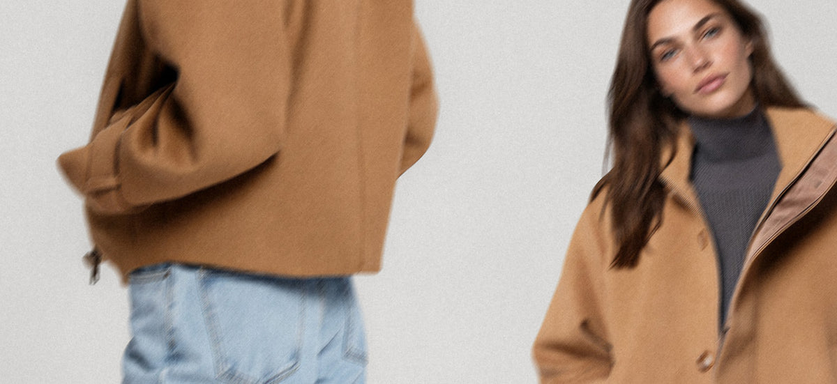 Model in camelbrauner Jacke über einem dunkelgrauen Oberteil und heller Jeans, aus zwei Perspektiven vor hellem Hintergrund.