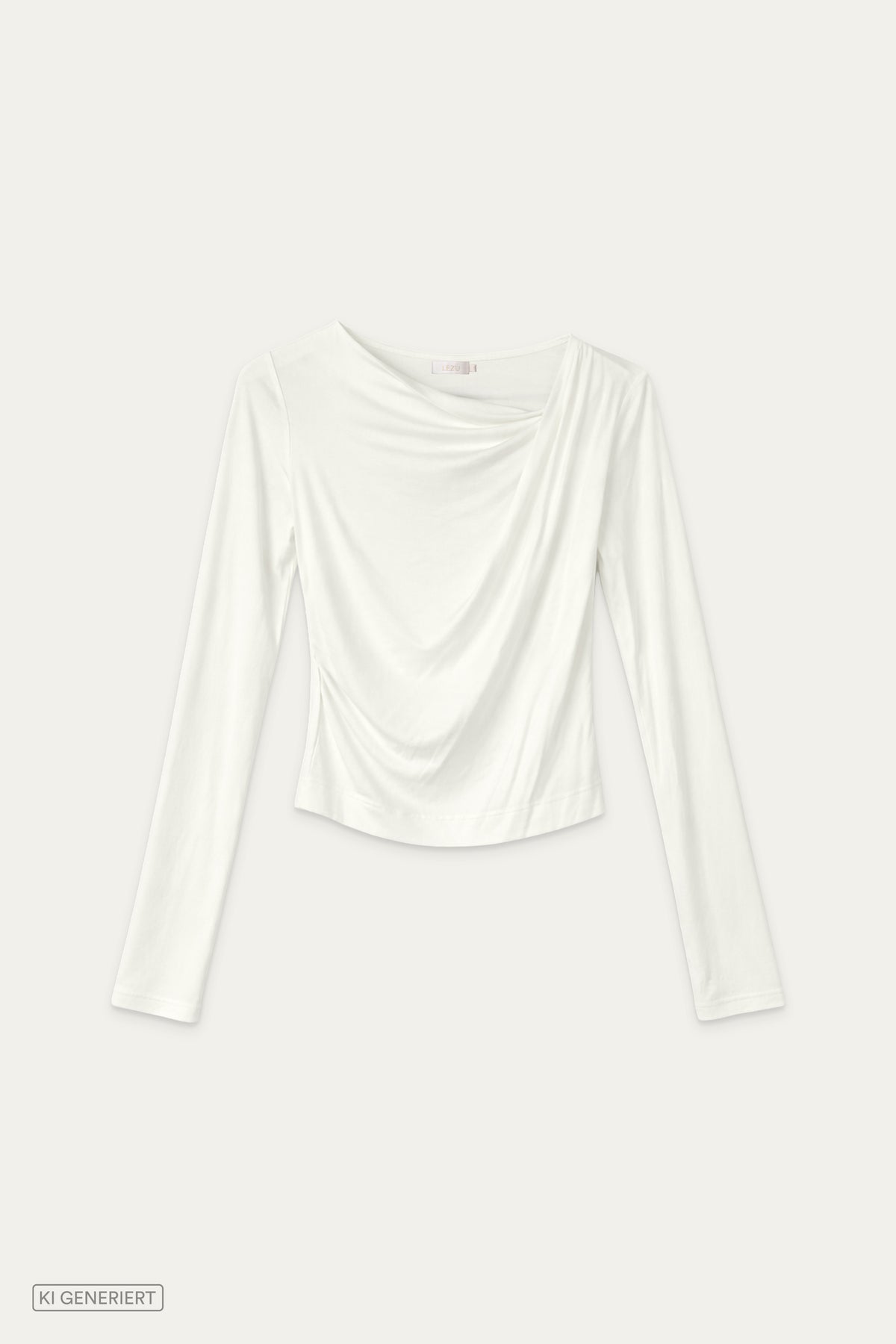 Cremeweißes Langarmshirt mit Wasserfallausschnitt und seitlicher Raffung in Vorderansicht.