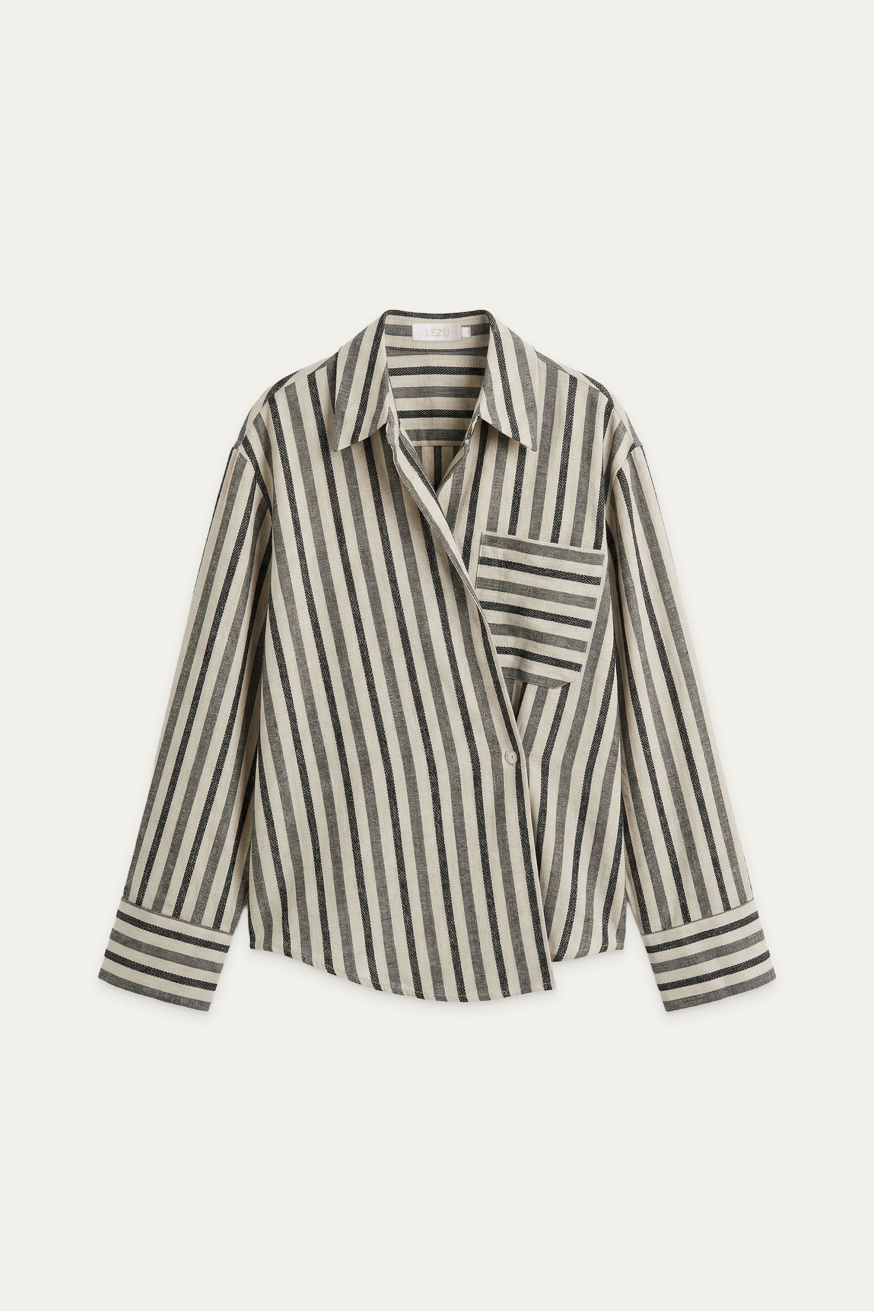 Gestreifte Langarmbluse in Beige und Schwarz mit Kragen, asymmetrischer Knopfleiste und aufgesetzter Brusttasche.