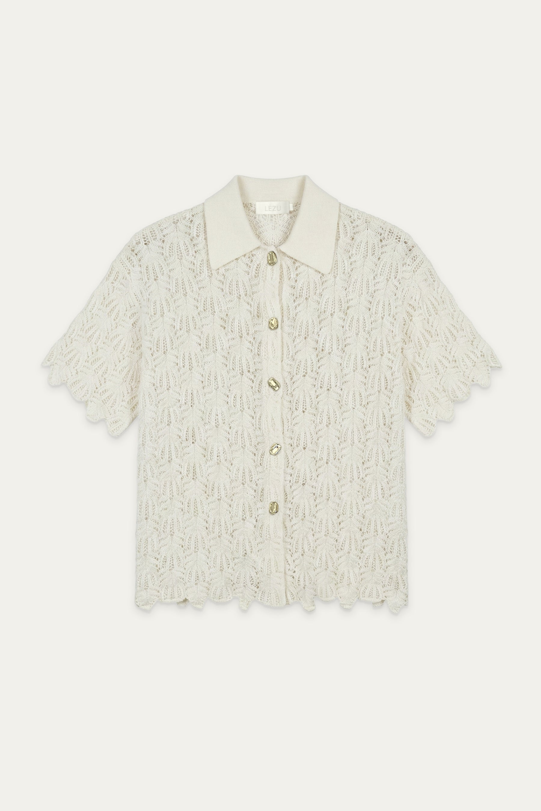 Weißer kurzärmliger Strick-Cardigan mit Kragen, Knopfleiste und gewelltem Saum, flach liegend