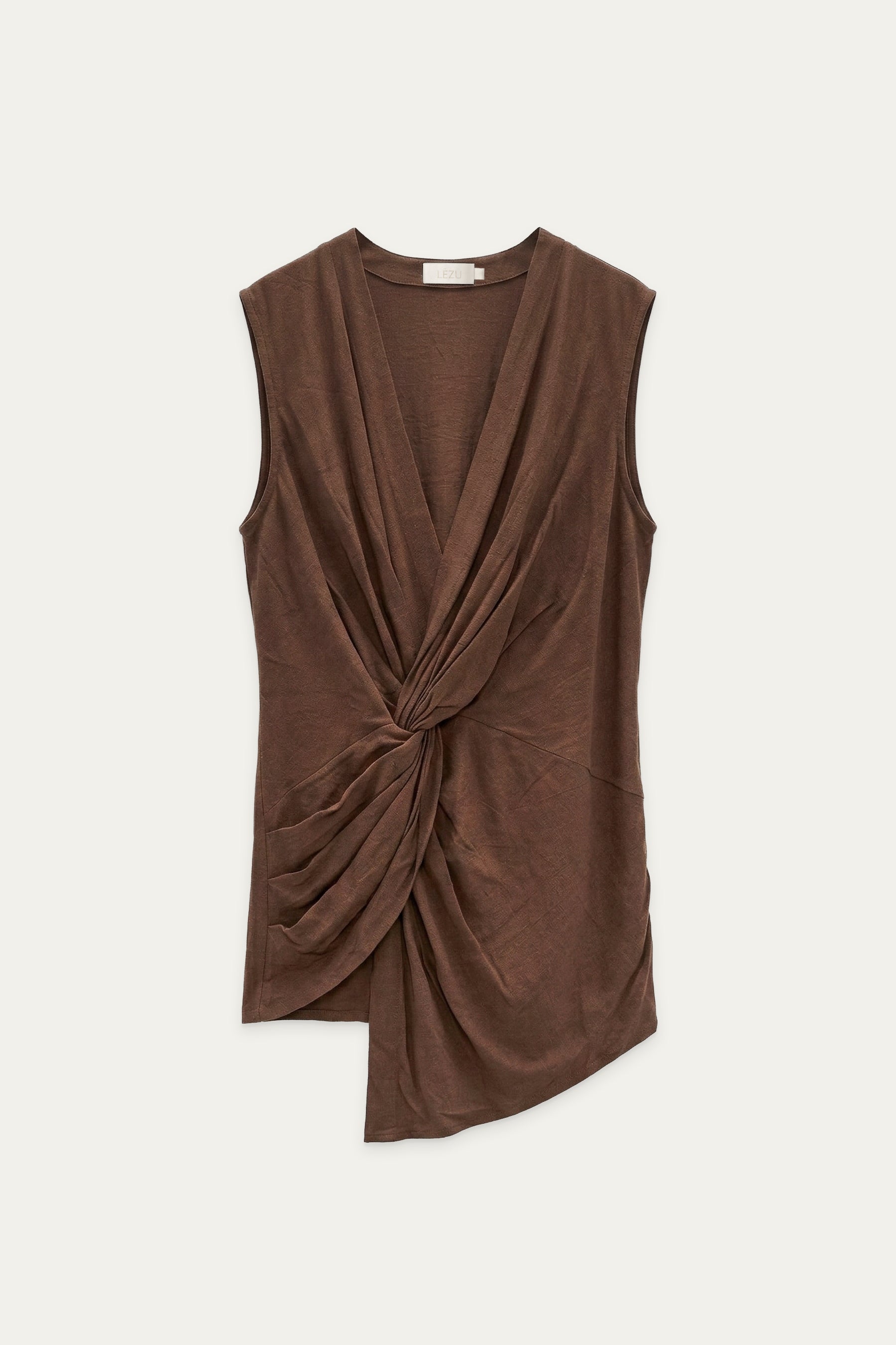 Braunes Top mit Drapierung und asymmetrischem Saum, flach liegend