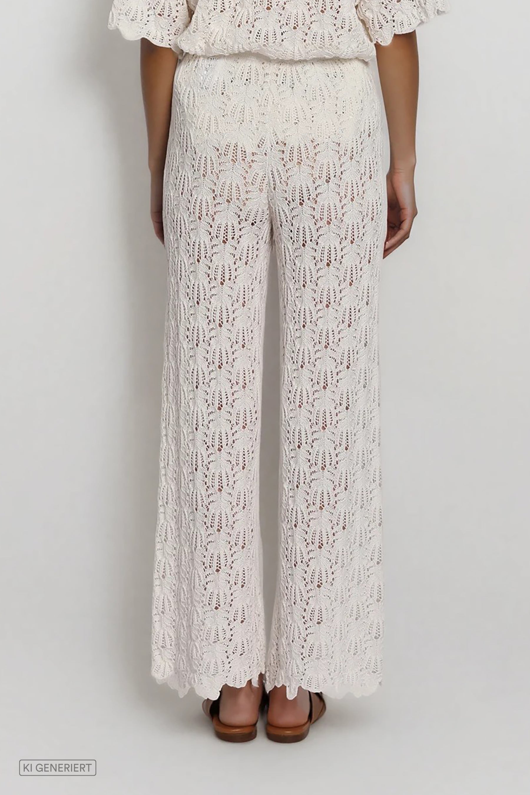 Weiße Strickhose mit Lochmuster und weitem Bein, Rückansicht