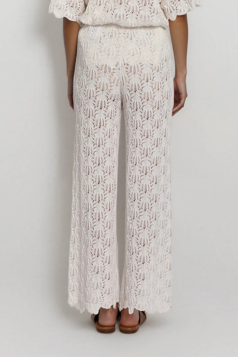 Weiße Strickhose mit Lochmuster und weitem Bein, Rückansicht